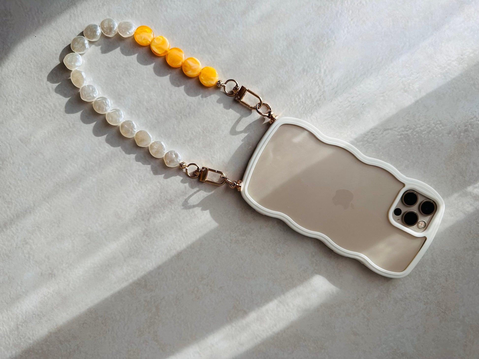 Coque wavy et Bijou de téléphone - iPhone - coque et son bijou de téléphone - perles nacrées - blanc - emily in paris - mindy phone