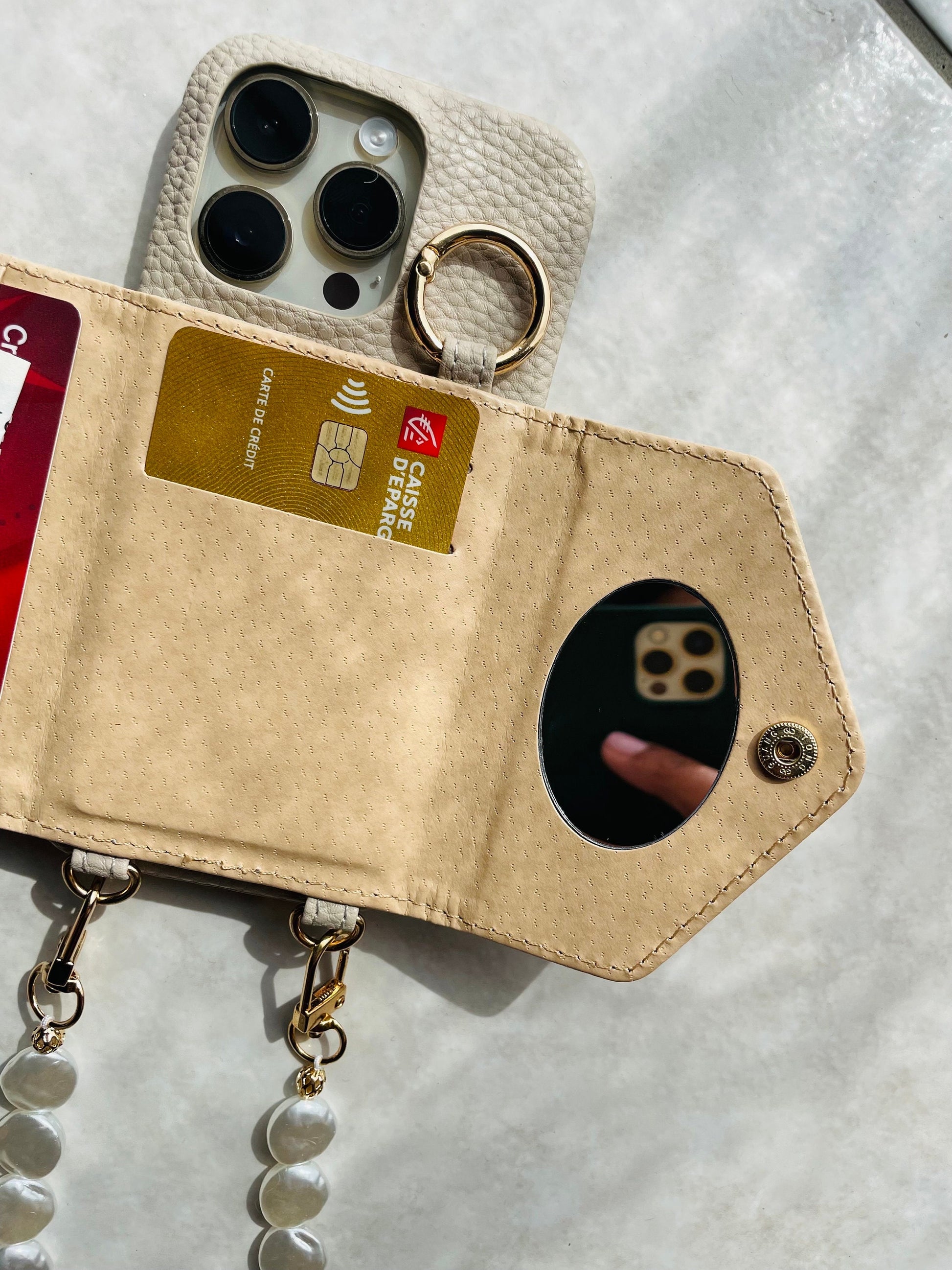 Bijou de téléphone avec rangement  - iPhone - coque et son bijou de téléphone - perles nacrées - blanc - emily in paris - mindy phone