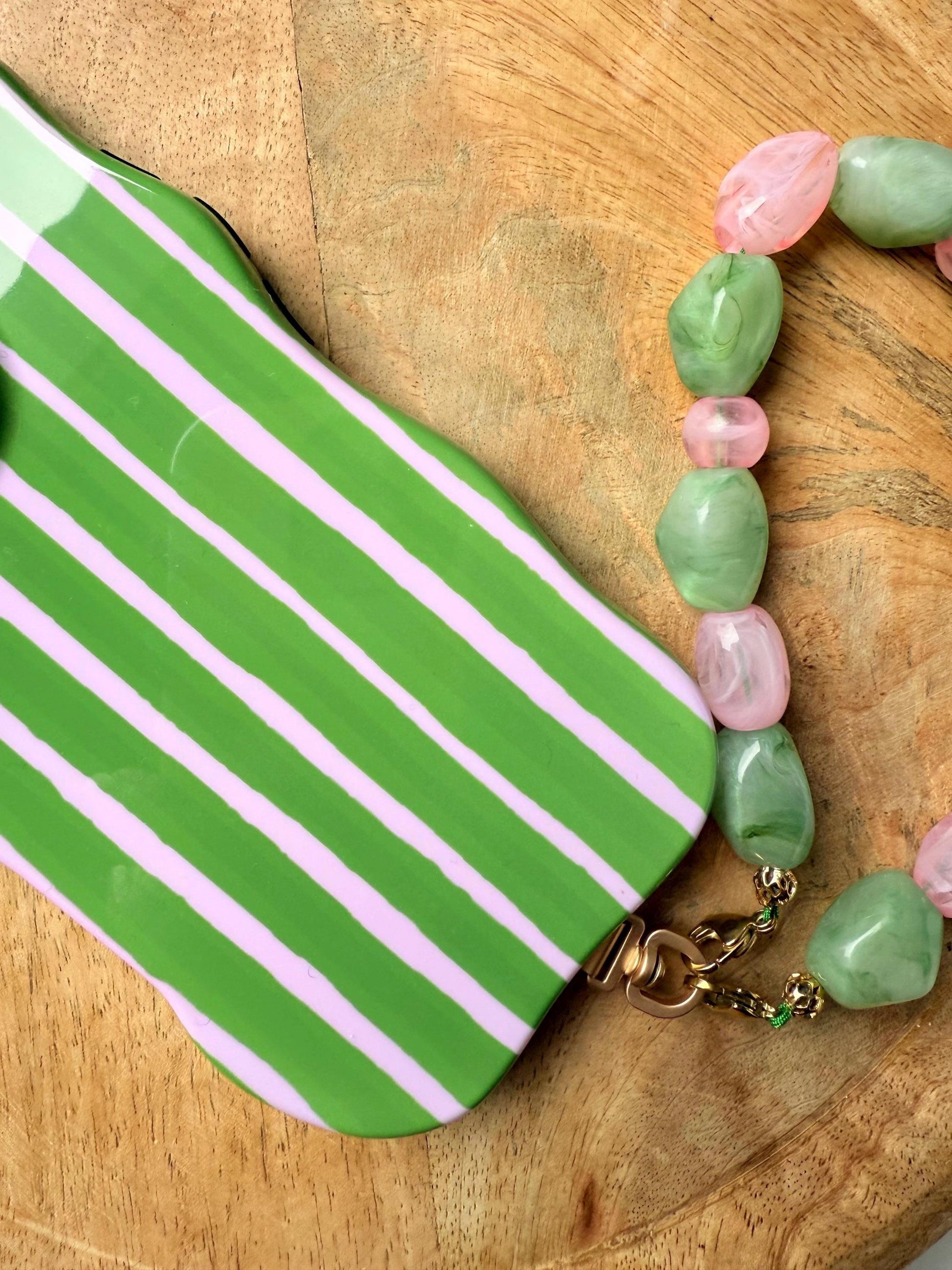 Coque wavy et Bijou de téléphone - Coque rayée verte et rose avec bijou de téléphone assorti – Perles fantaisie