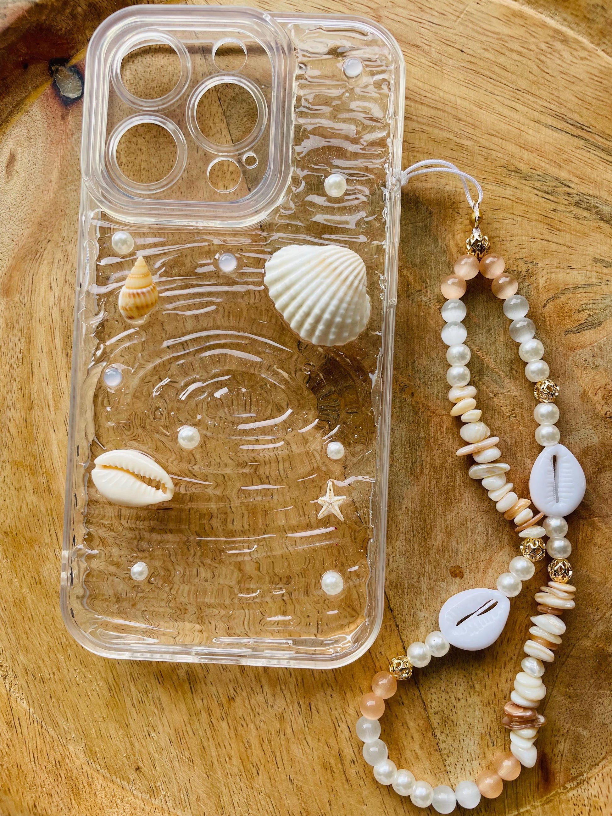 Coque de téléphone - couleurs  pales - coque et son bijou de téléphone - motif coquillage - iPhone - phone case - phone strap