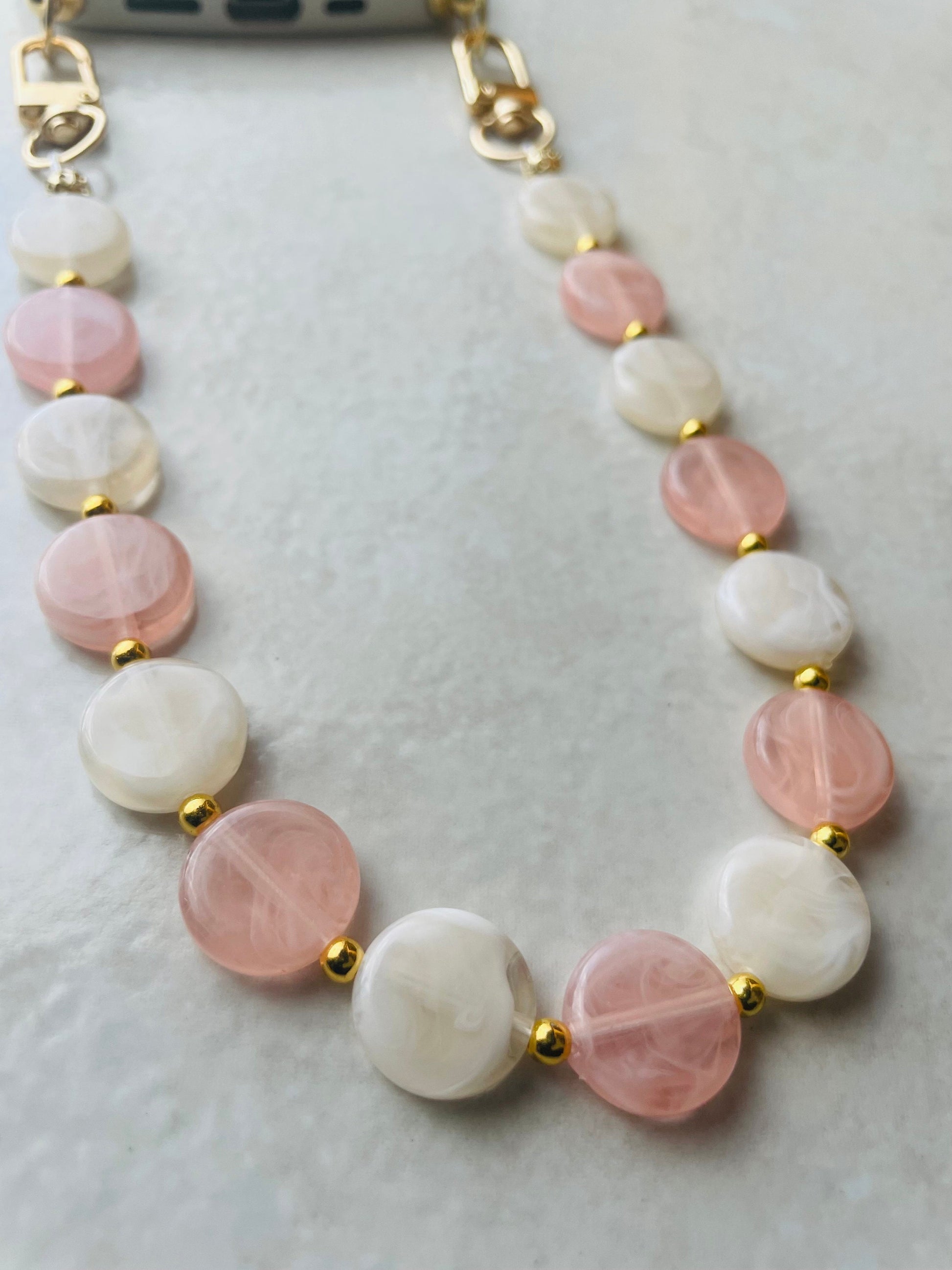 Coque wavy et Bijou de téléphone - iPhone - coque et son bijou de téléphone - perles nude et dorées - blanc - emily in paris - mindy phone