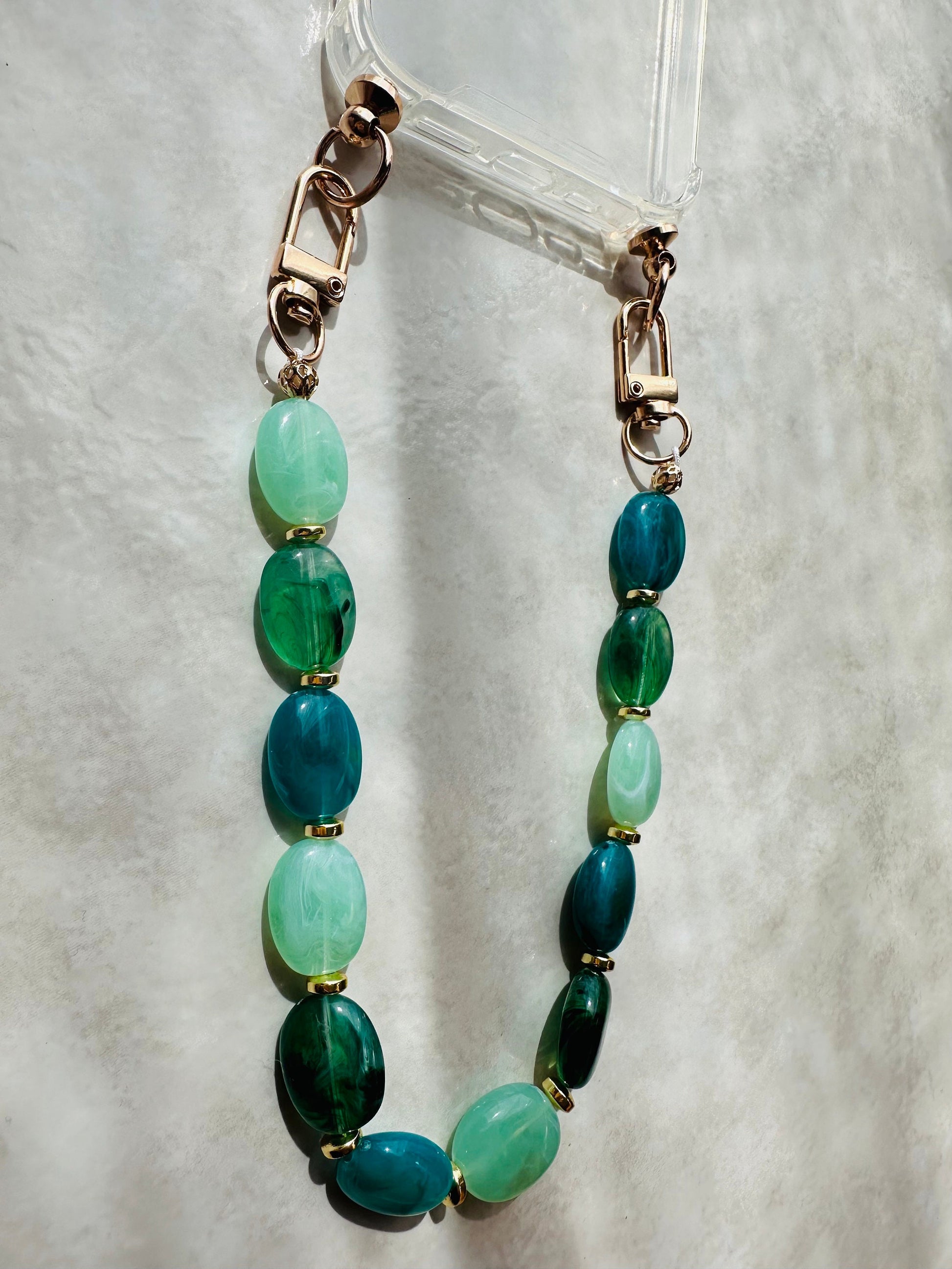 Bijou de téléphone EMILY IN PARIS - iPhone - coque et son bijou de téléphone - perles vertes - blanc - emily in paris - mindy phone