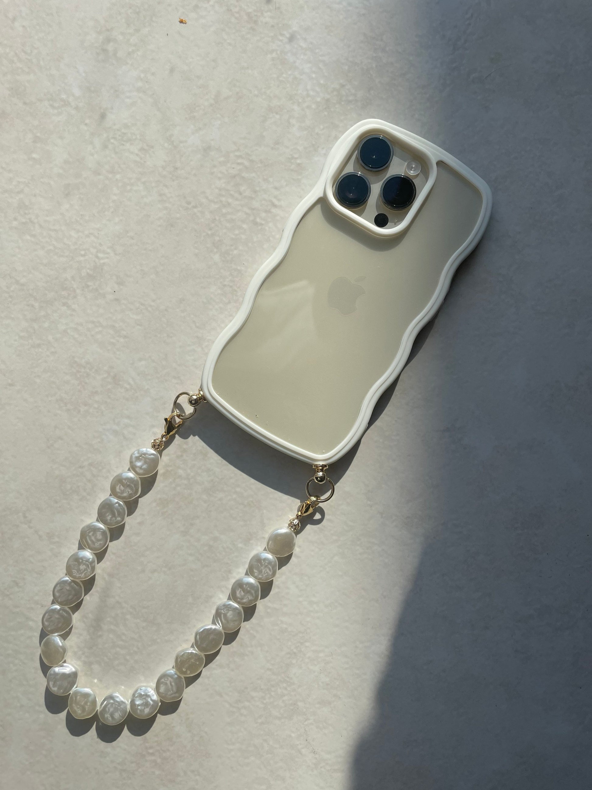 Coque wavy et Bijou de téléphone - iPhone - coque et son bijou de téléphone - perles nacrées - blanc - emily in paris - mindy phone