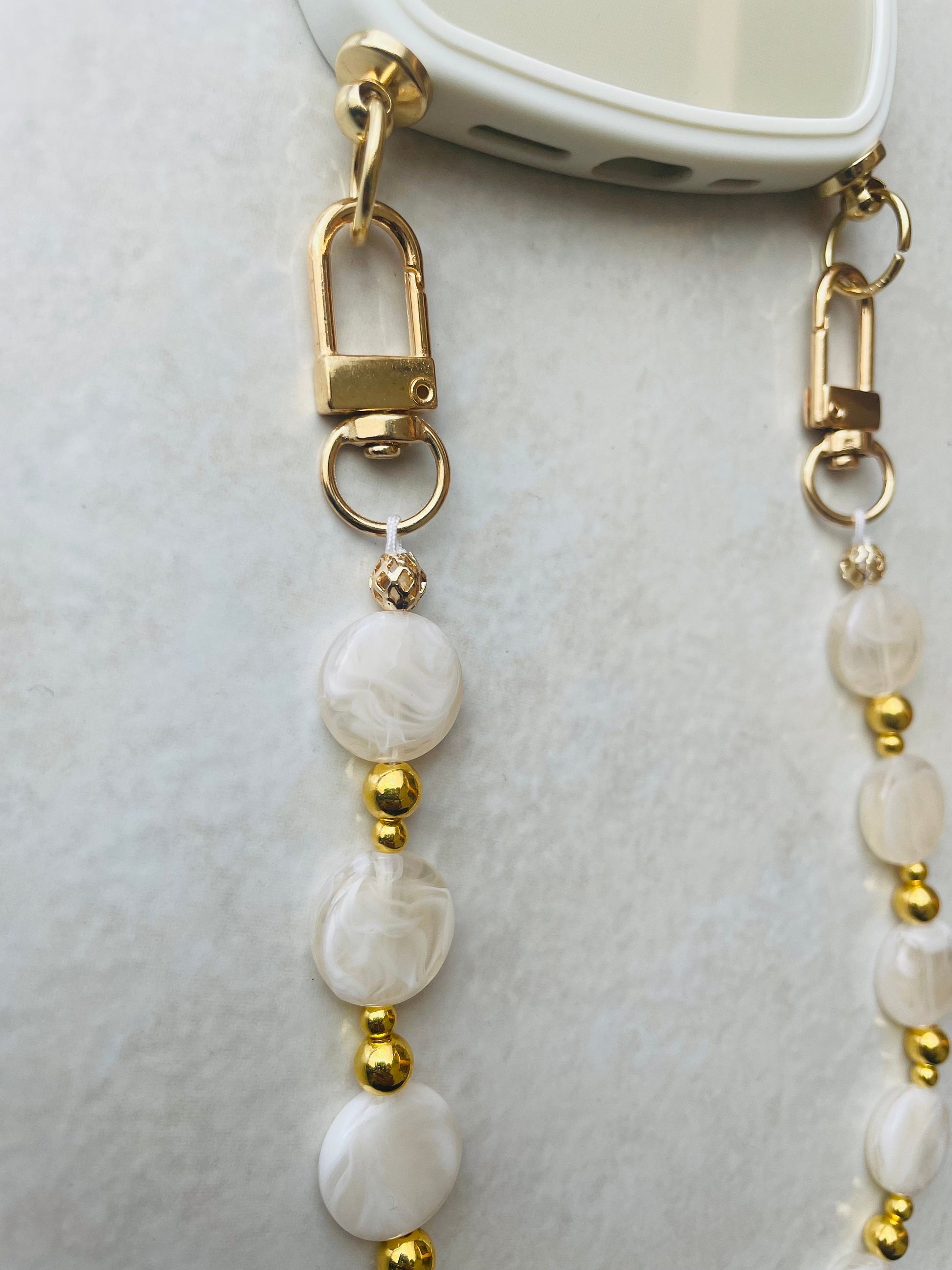 Coque wavy et Bijou de téléphone - iPhone - coque et son bijou de téléphone - perles nude et dorées - blanc - emily in paris - mindy phone