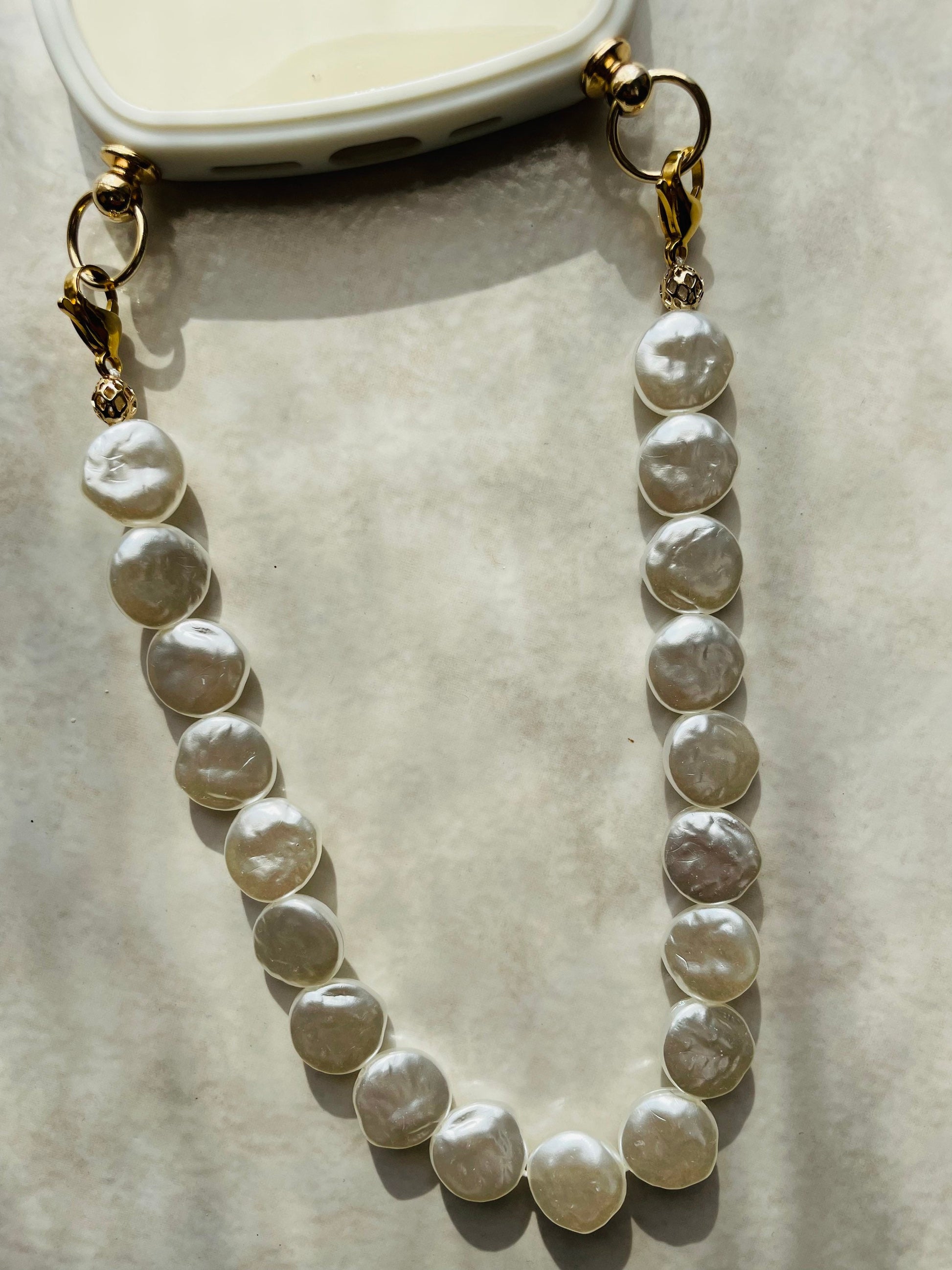 Coque wavy et Bijou de téléphone - iPhone - coque et son bijou de téléphone - perles nacrées - blanc - emily in paris - mindy phone