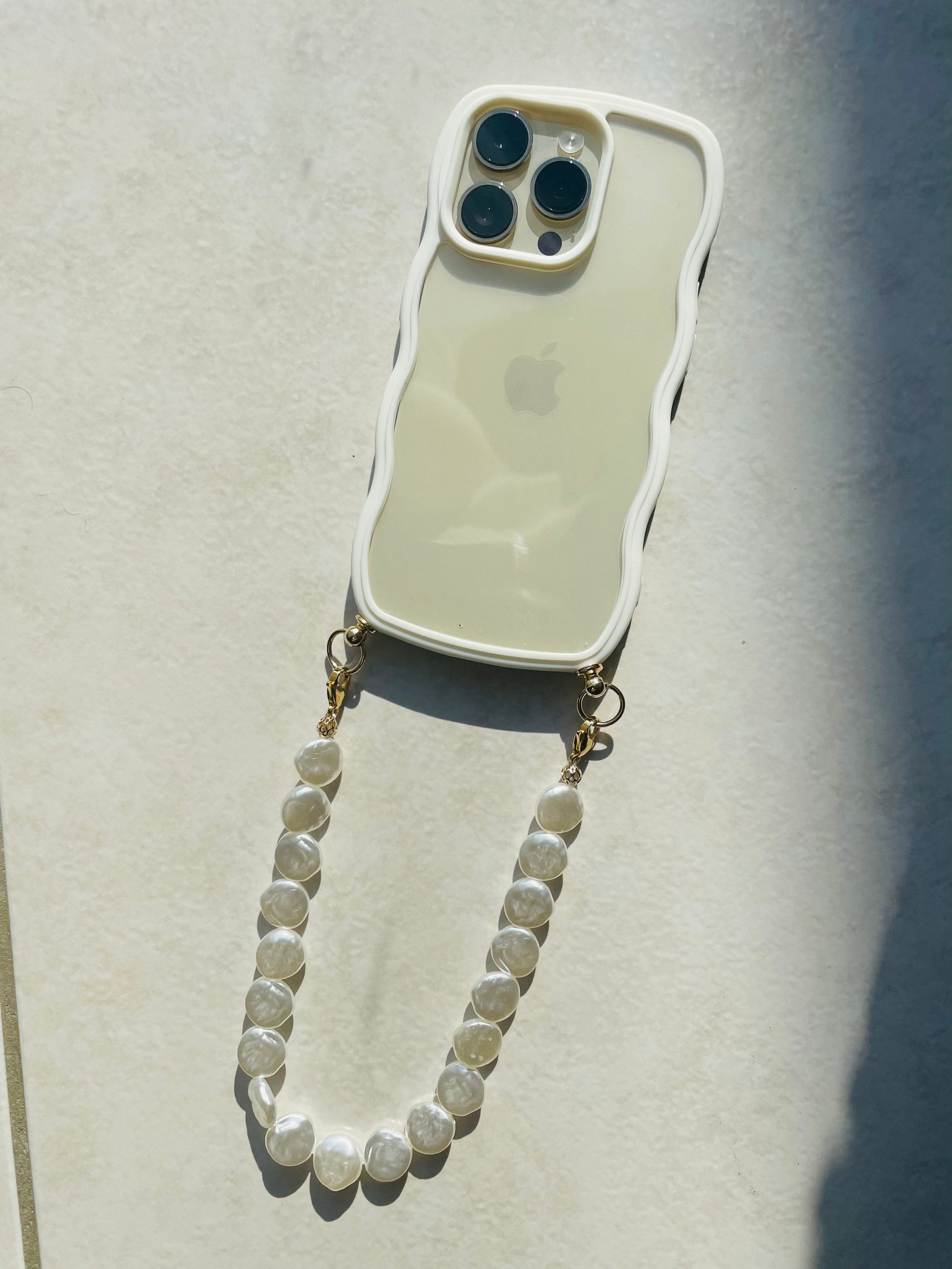Coque wavy et Bijou de téléphone - iPhone - coque et son bijou de téléphone - perles nacrées - blanc - emily in paris - mindy phone