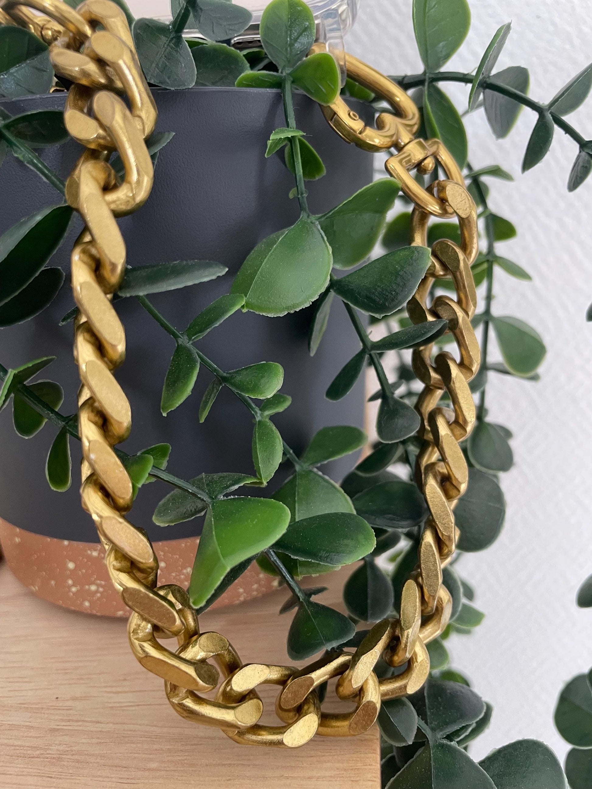 Coque téléphone transparente avec dragonne chaîne dorée – Maillons aluminium et attaches cœur – Accessoire chic et tendance