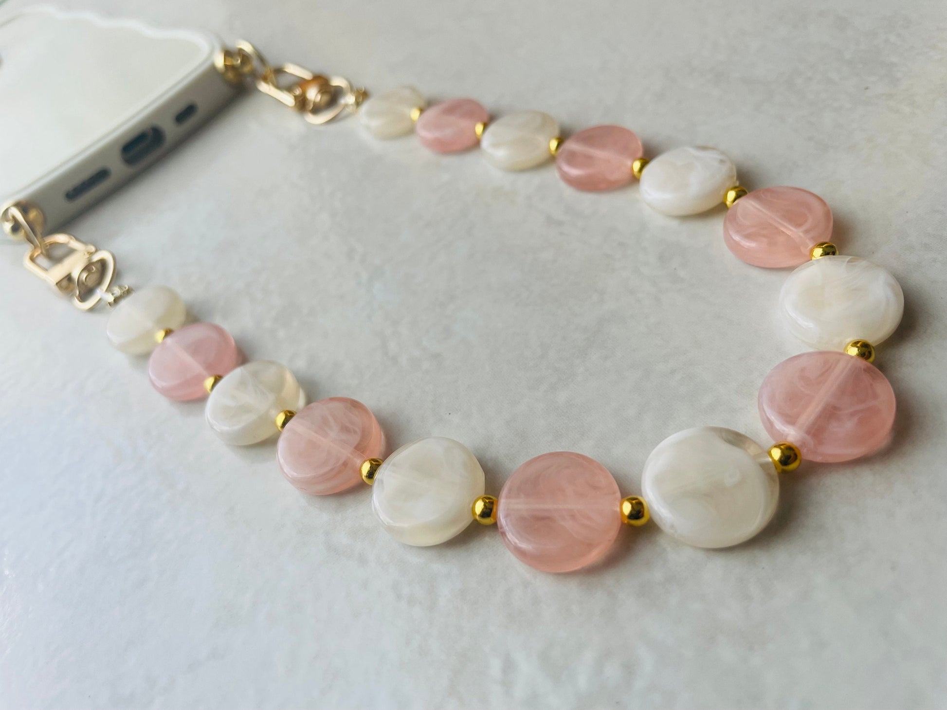 Coque wavy et Bijou de téléphone - iPhone - coque et son bijou de téléphone - perles nude et dorées - blanc - emily in paris - mindy phone