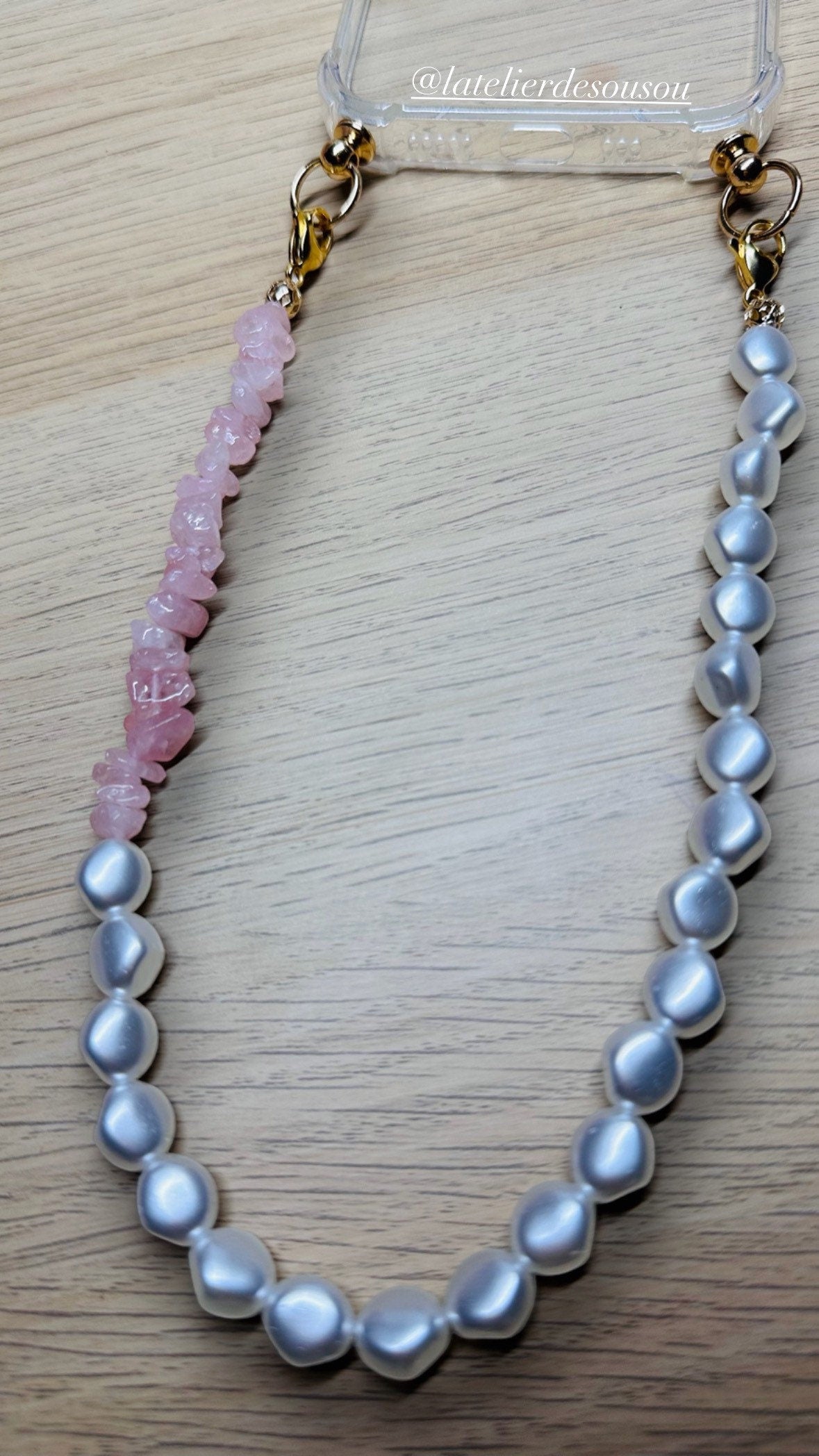 Bijou de téléphone EMILY IN PARIS - iPhone - coque et son bijou de téléphone - perles nacrées - blanc - emily in paris - mindy phone