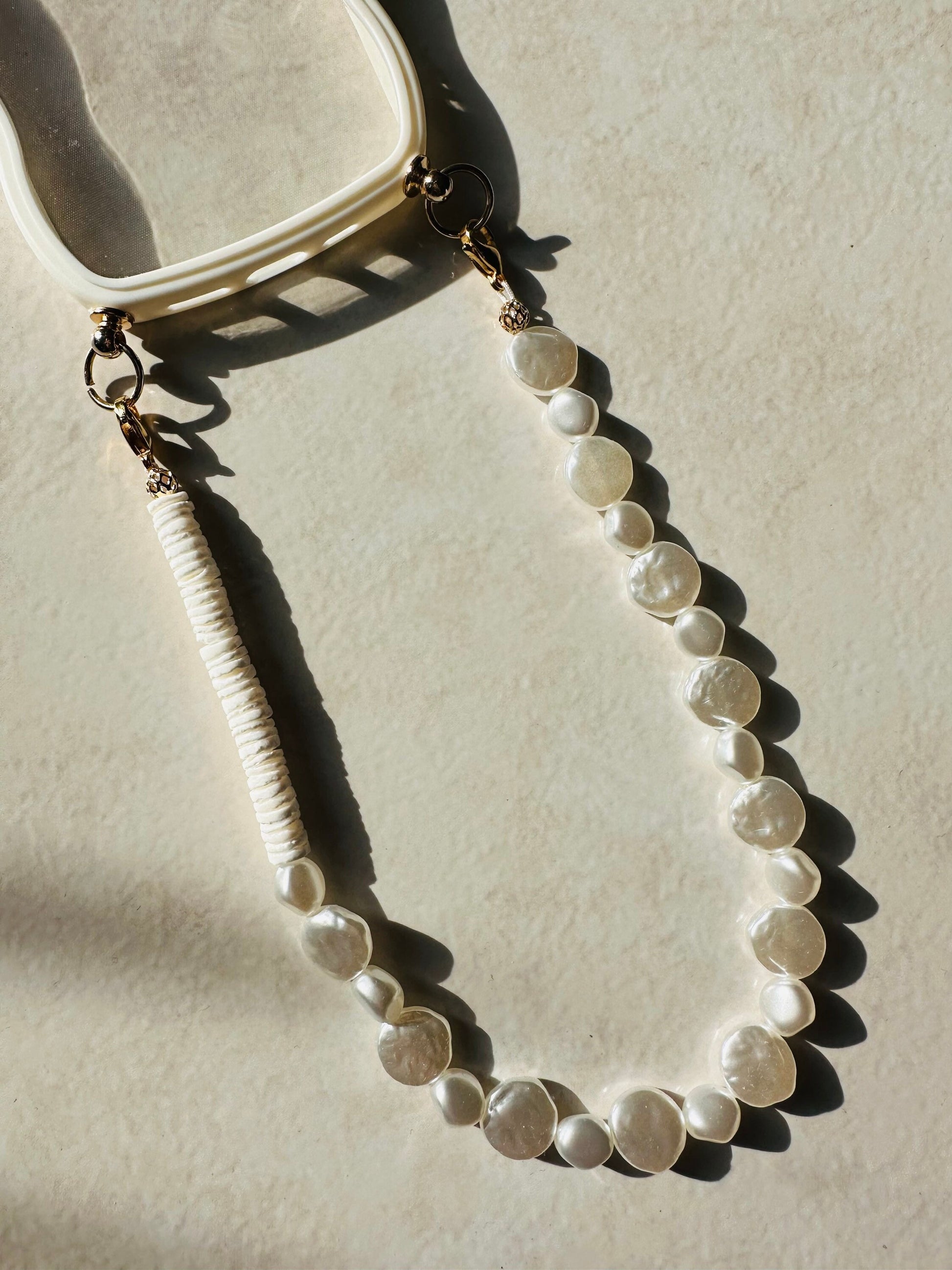 Bijou de téléphone EMILY IN PARIS - iPhone - coque wavy et son bijou de téléphone - perles nacrées - blanc - emily in paris - mindy phone