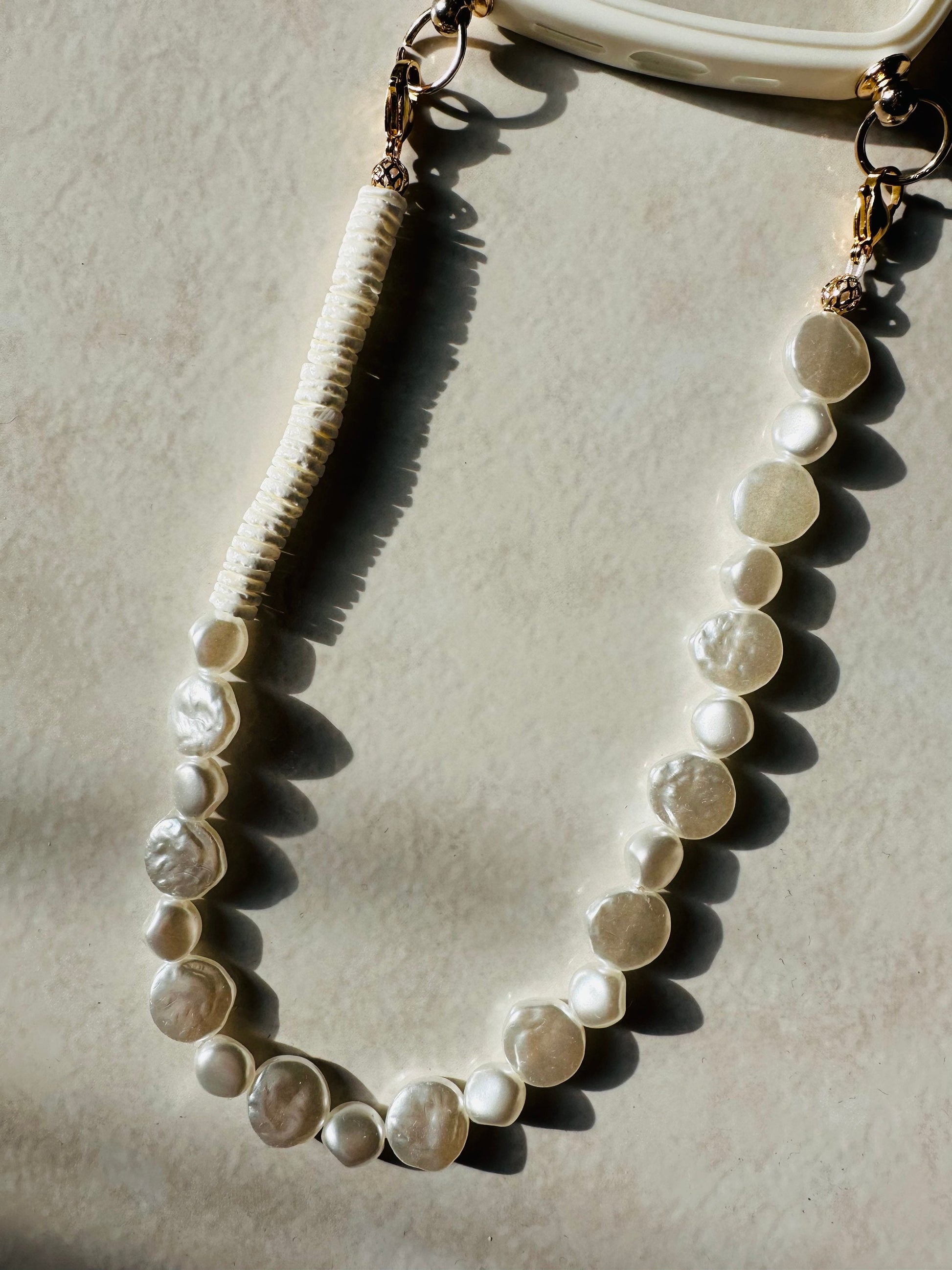 Bijou de téléphone EMILY IN PARIS - iPhone - coque wavy et son bijou de téléphone - perles nacrées - blanc - emily in paris - mindy phone