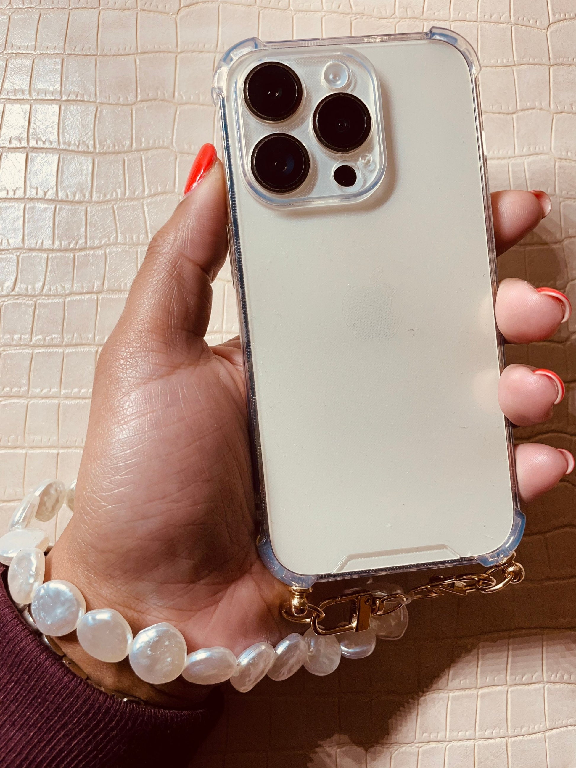 Bijou de téléphone EMILY IN PARIS - iPhone - coque et son bijou de téléphone - perles nacrées - blanc - emily in paris - mindy phone