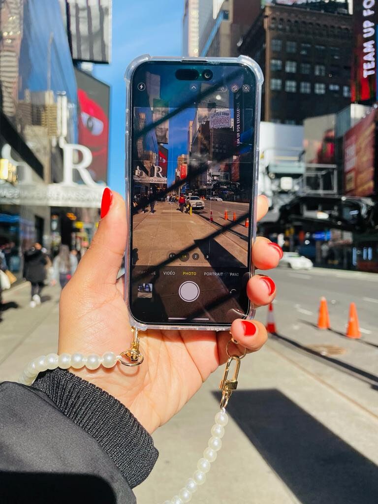 Coque wavy et Bijou de téléphone - iPhone - coque et son bijou de téléphone - perles nacrées - blanc - emily in paris - mindy phone
