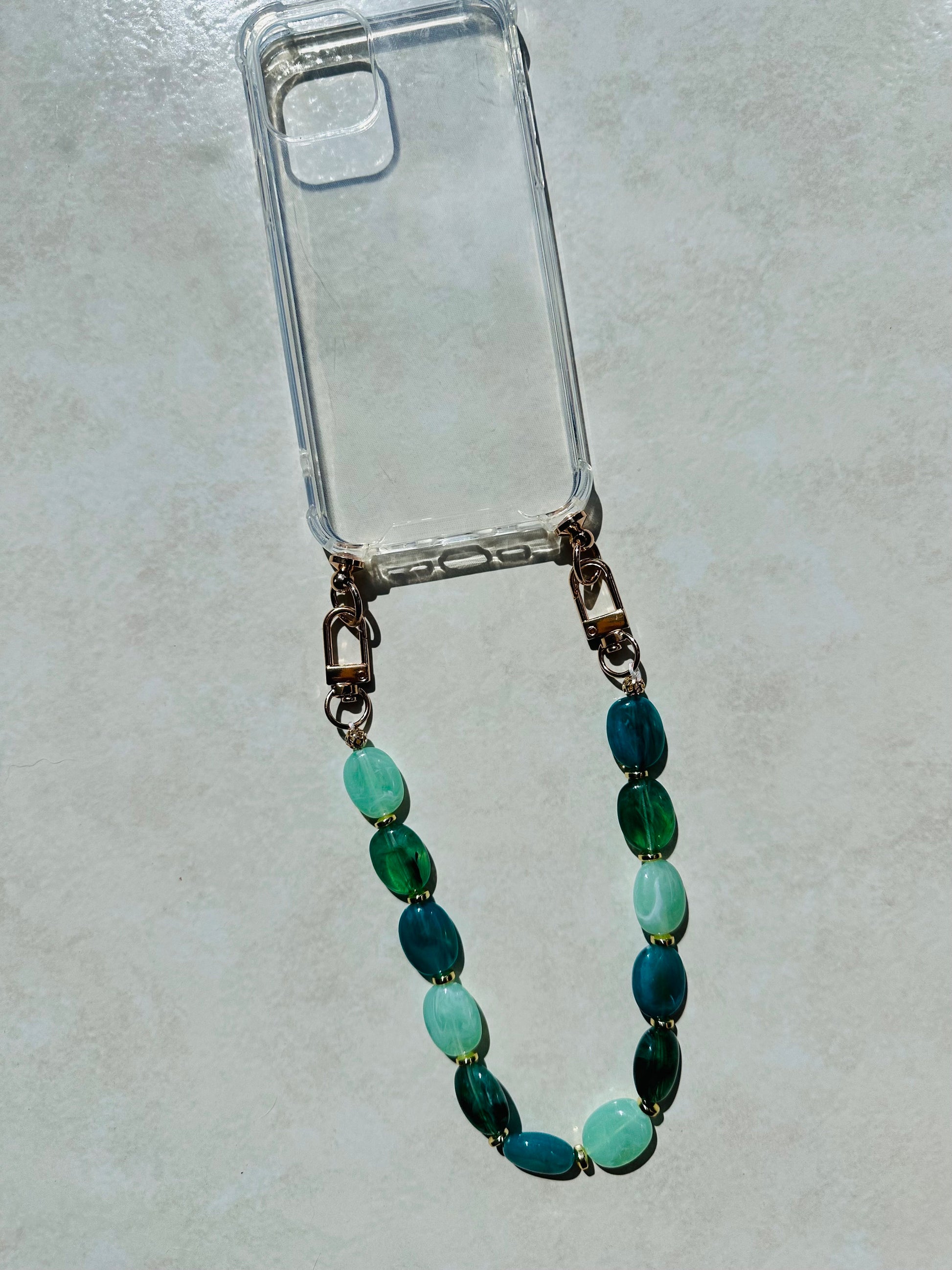 Bijou de téléphone EMILY IN PARIS - iPhone - coque et son bijou de téléphone - perles vertes - blanc - emily in paris - mindy phone