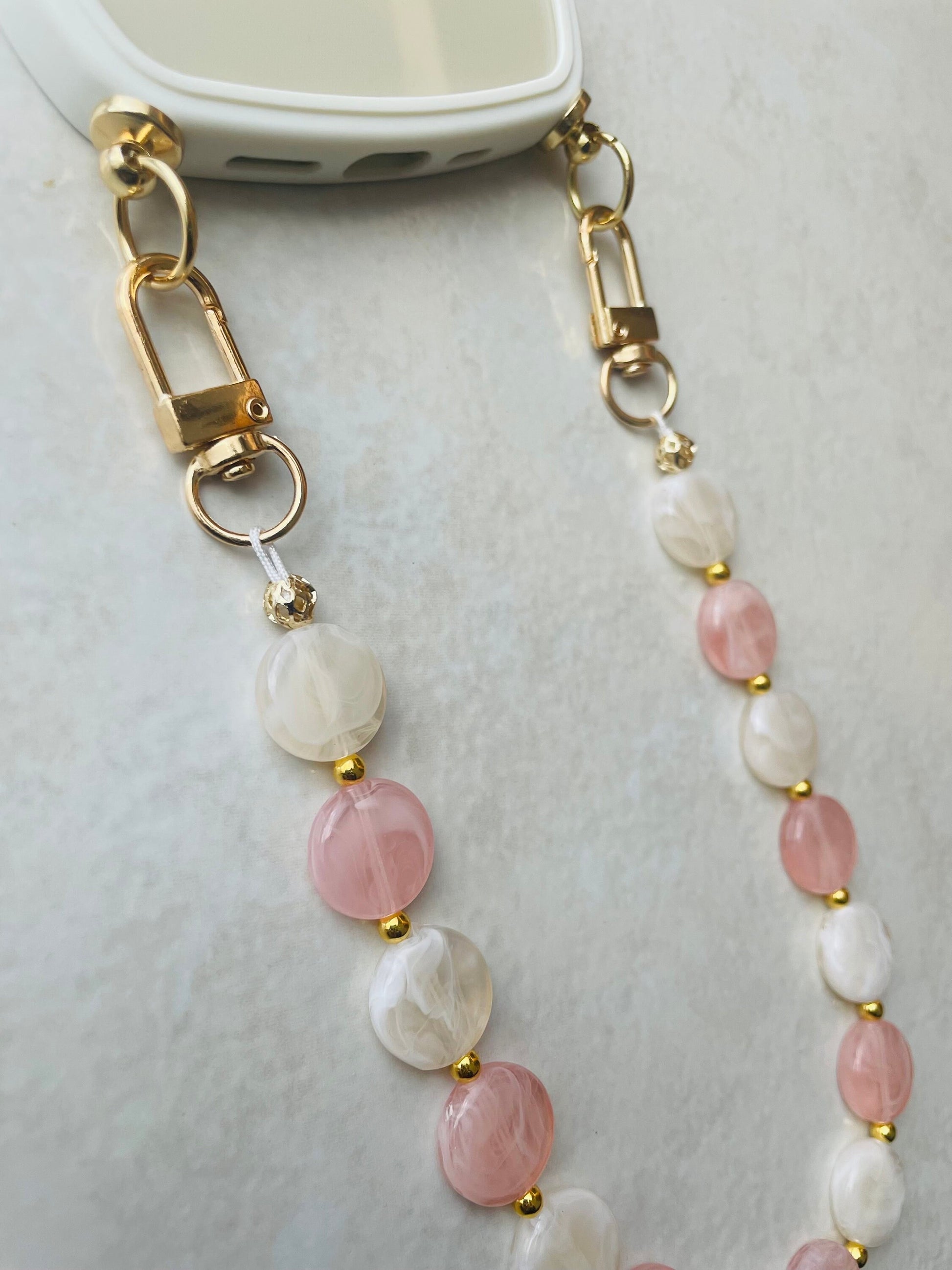 Coque wavy et Bijou de téléphone - iPhone - coque et son bijou de téléphone - perles nude et dorées - blanc - emily in paris - mindy phone