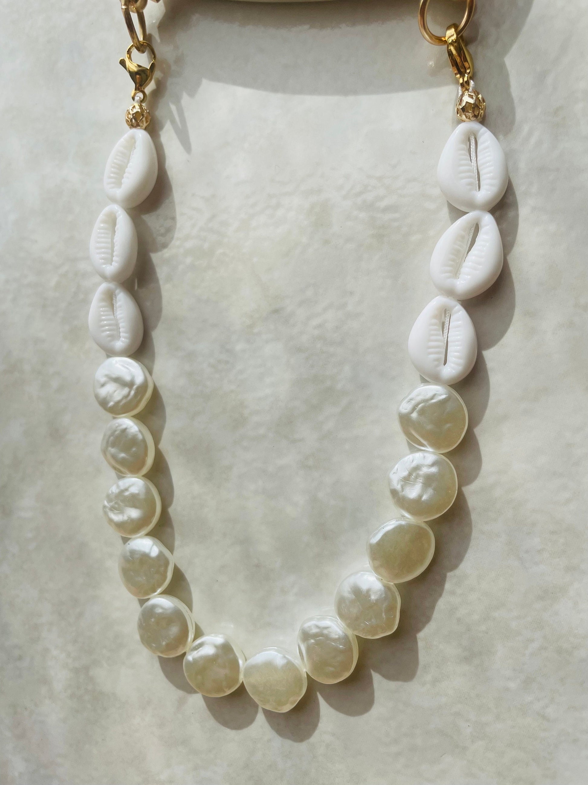 Coque wavy et Bijou de téléphone - iPhone - coque et son bijou de téléphone - perles nacrées - blanc - emily in paris - mindy phone