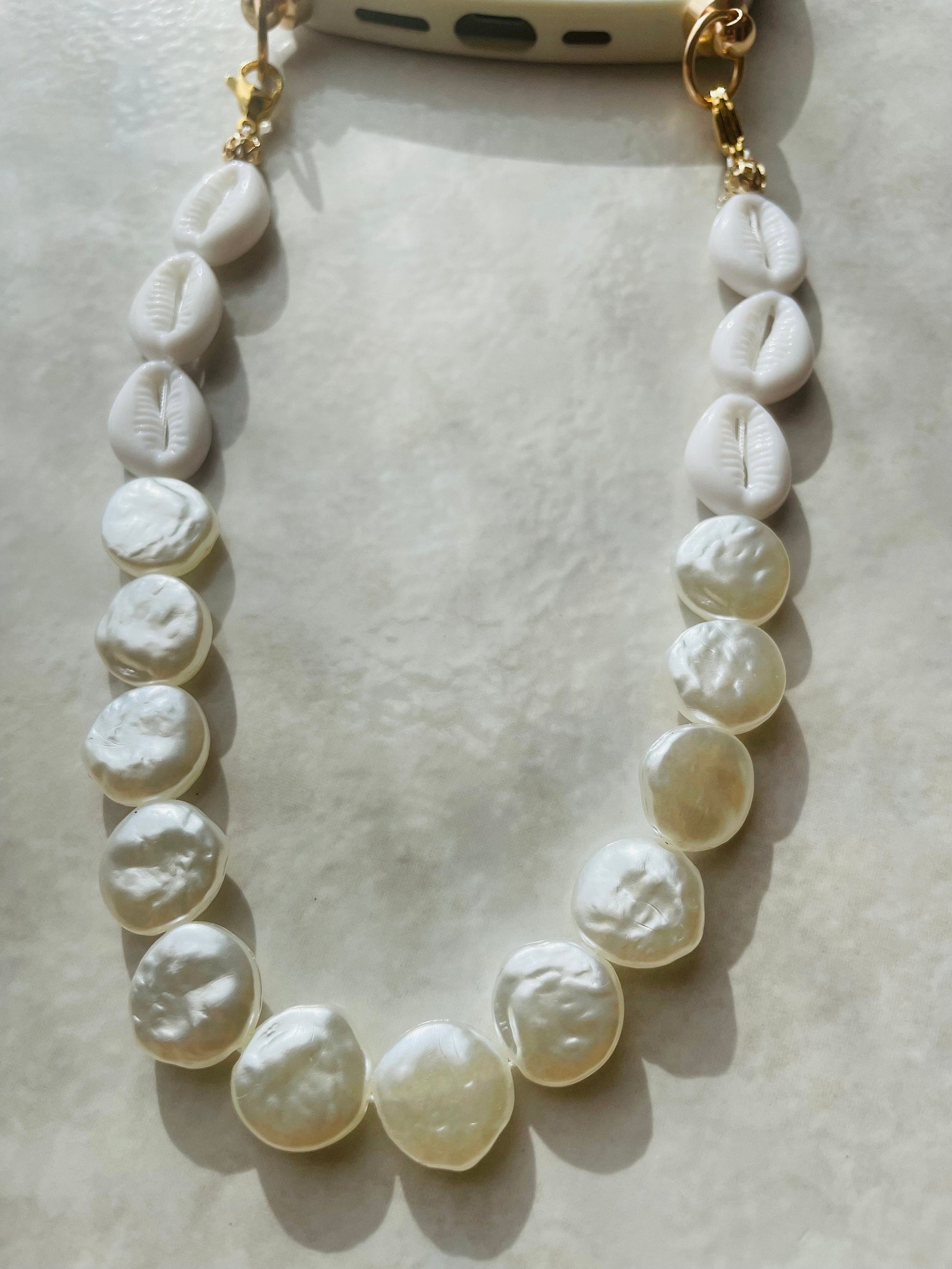 Coque wavy et Bijou de téléphone - iPhone - coque et son bijou de téléphone - perles nacrées - blanc - emily in paris - mindy phone