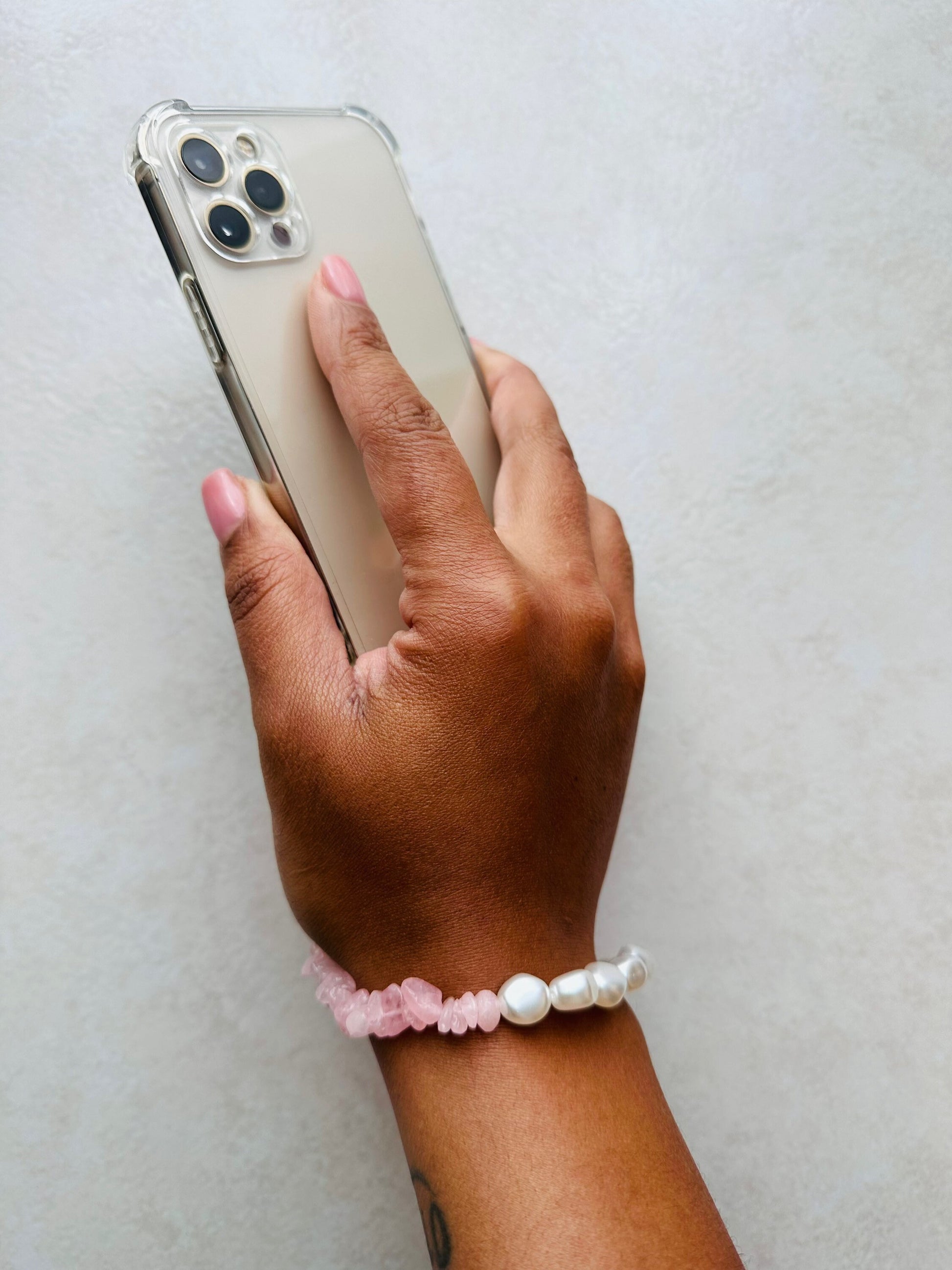 Bijou de téléphone EMILY IN PARIS - iPhone - coque et son bijou de téléphone - perles nacrées - blanc - emily in paris - mindy phone