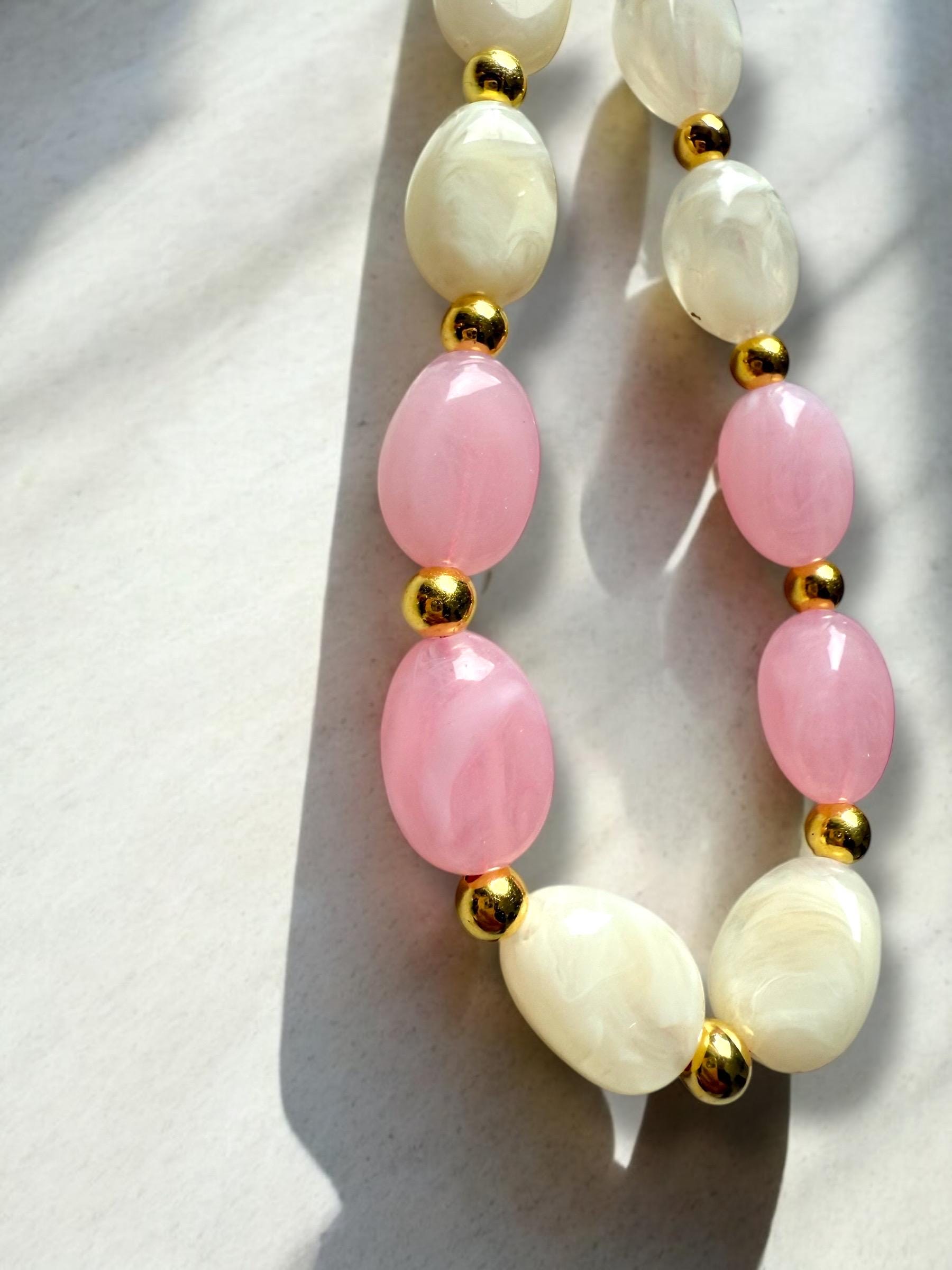 Coque wavy et Bijou de téléphone - Coque rayée rose et blanc avec bijou de téléphone assorti – Perles fantaisie