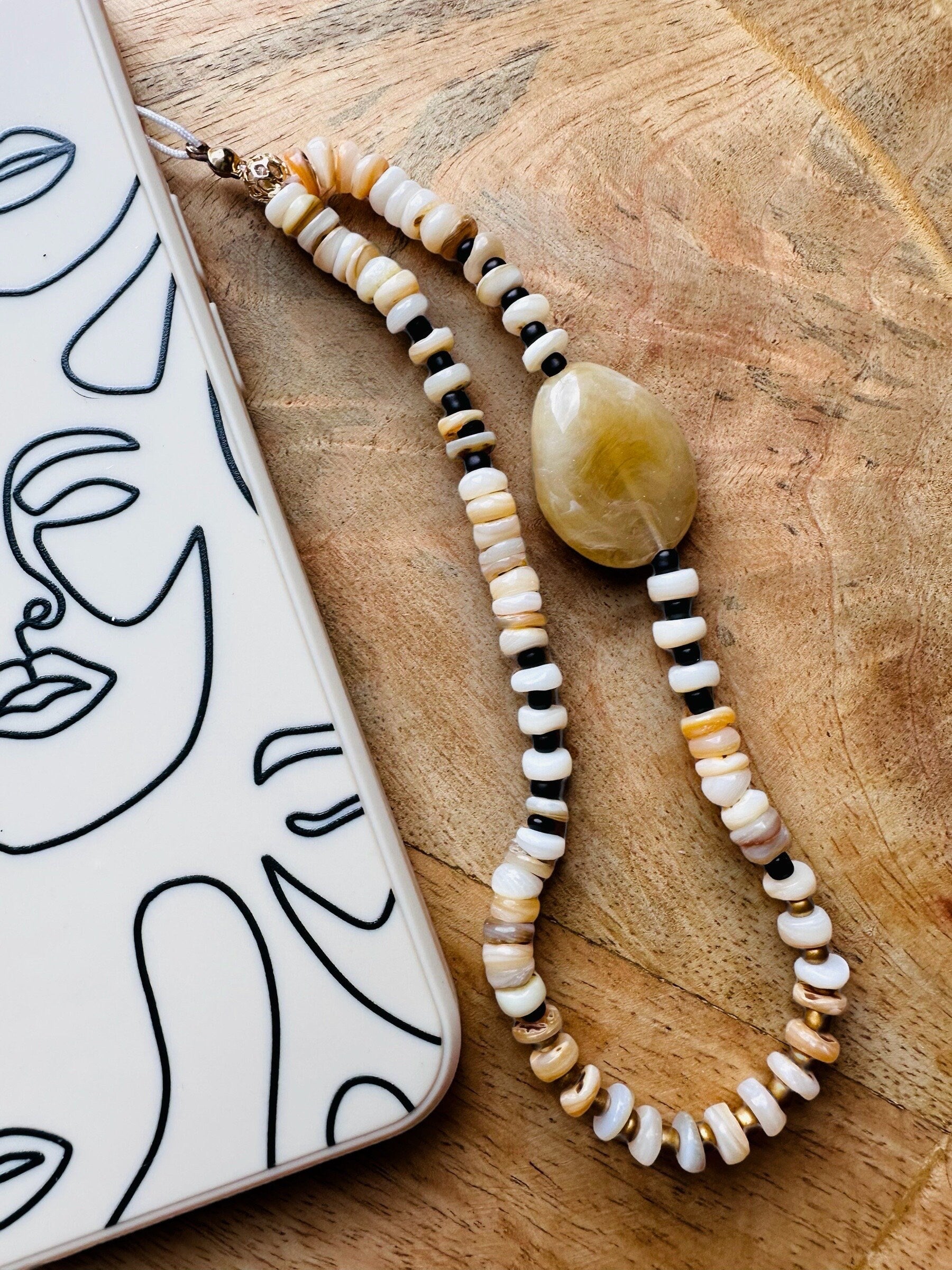 Coque de téléphone beige - coque iPhone - coque et son bijou de téléphone - seule ou en duo - visage abstrait - aesthetic