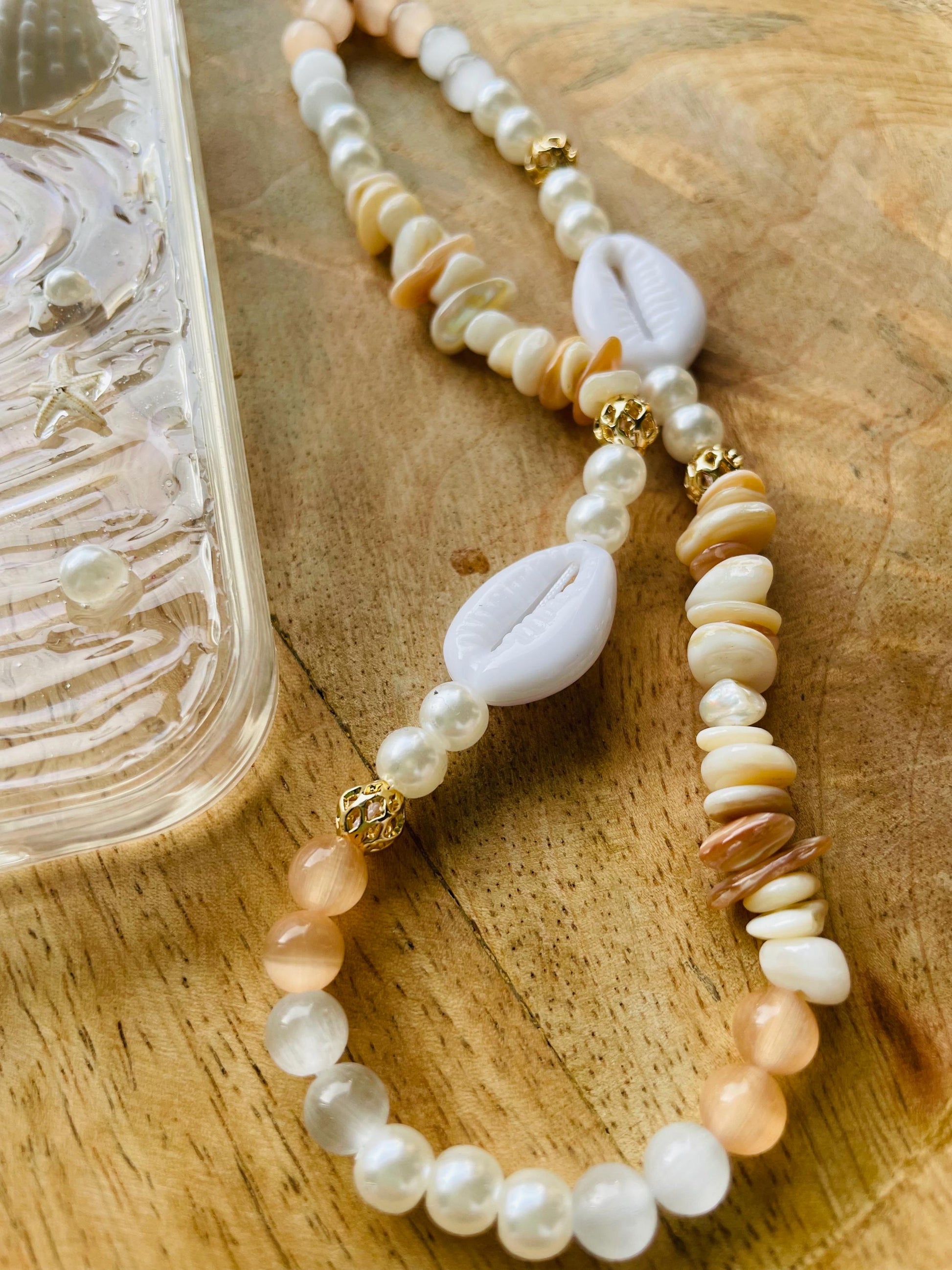 Coque de téléphone - couleurs  pales - coque et son bijou de téléphone - motif coquillage - iPhone - phone case - phone strap