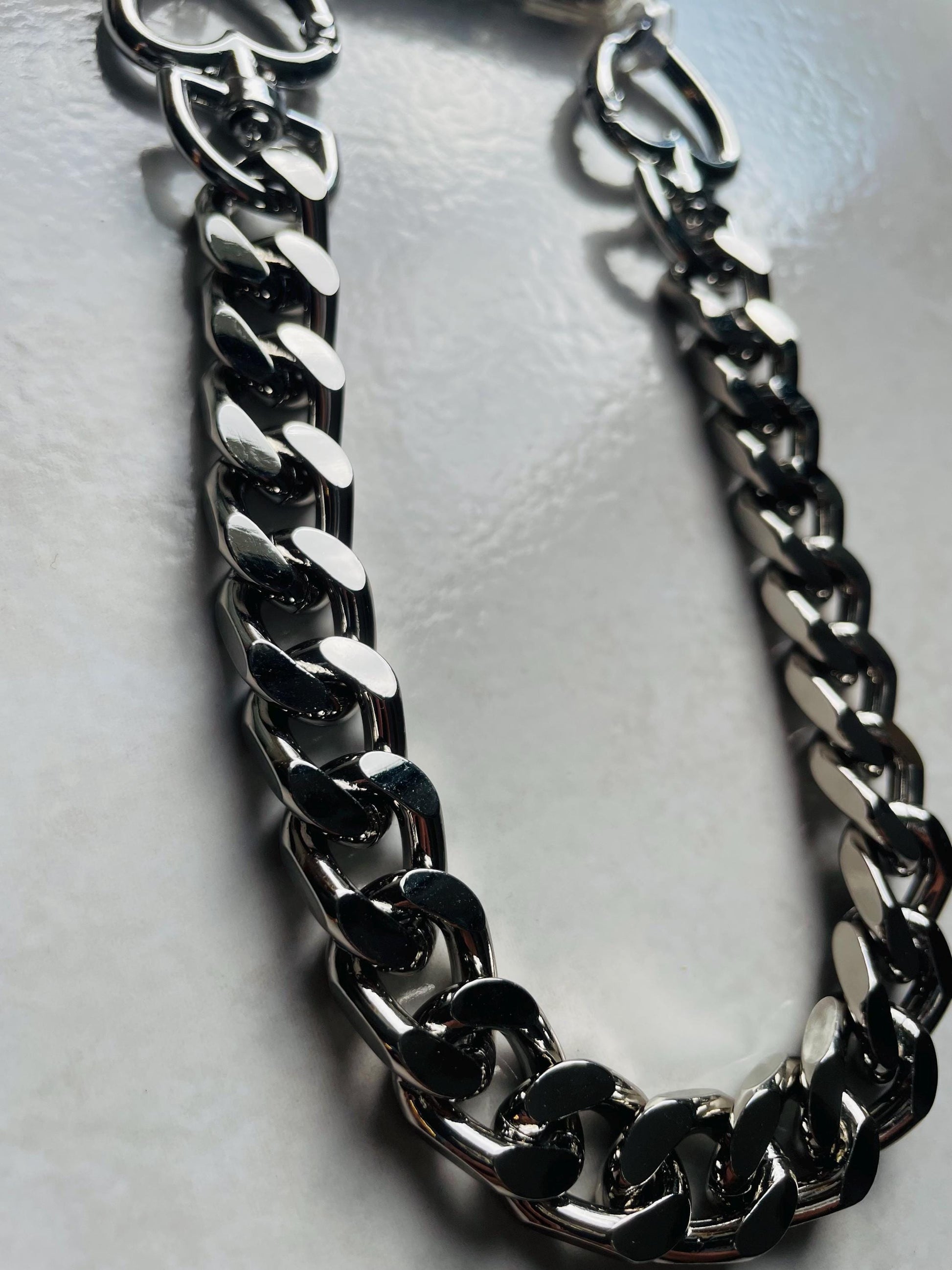 Coque téléphone transparente avec dragonne chaîne dorée – Maillons aluminium et attaches cœur – Accessoire chic et tendance