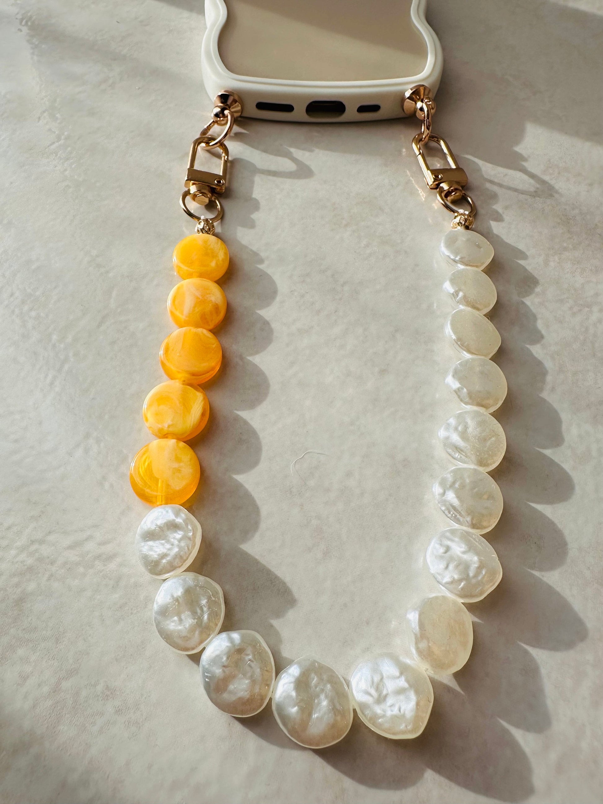 Coque wavy et Bijou de téléphone - iPhone - coque et son bijou de téléphone - perles nacrées - blanc - emily in paris - mindy phone