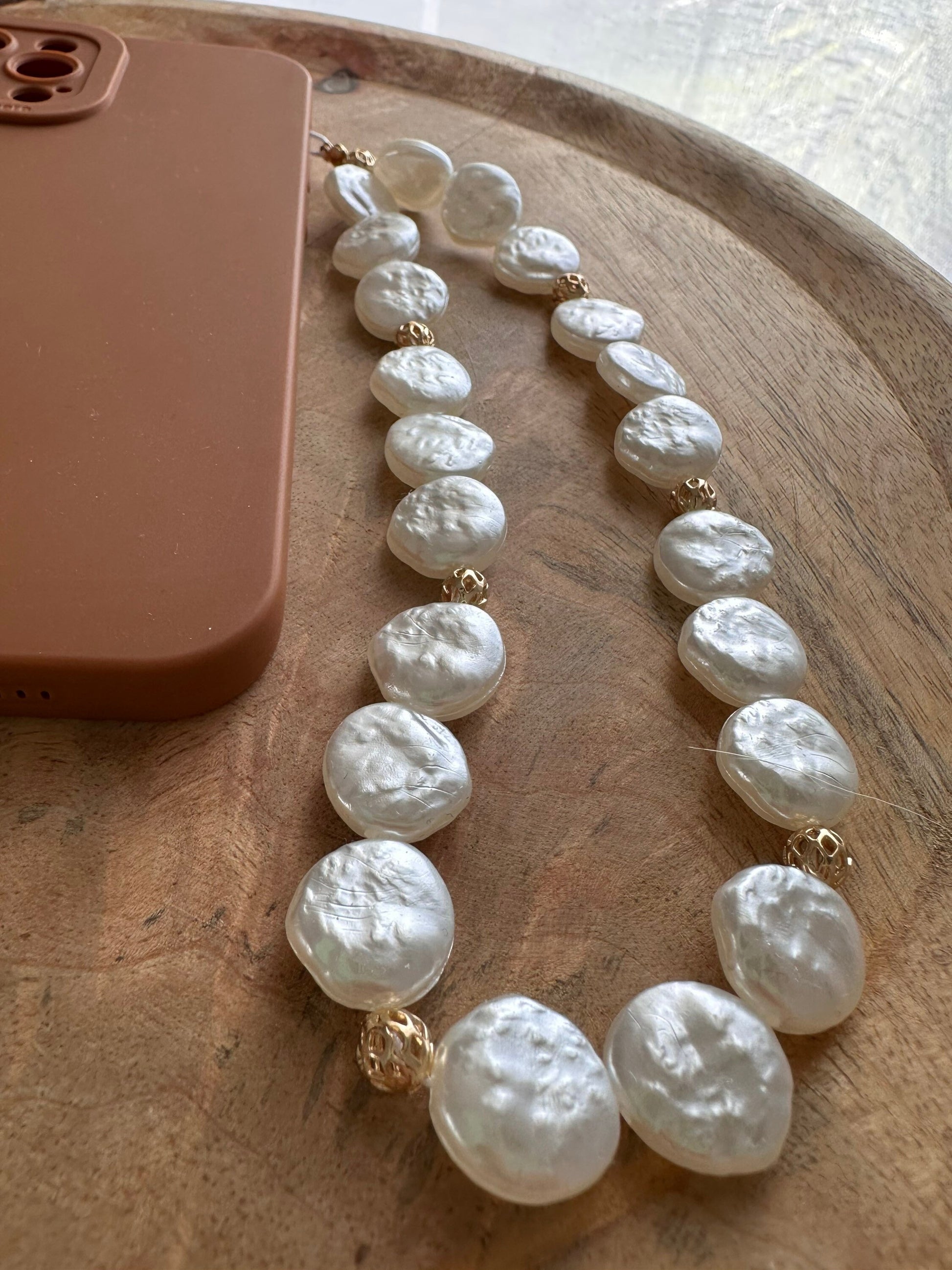 Bijoux de telephone - phone strap - perles nacree - dragonne - iPhone - vendue sans coque de téléphone