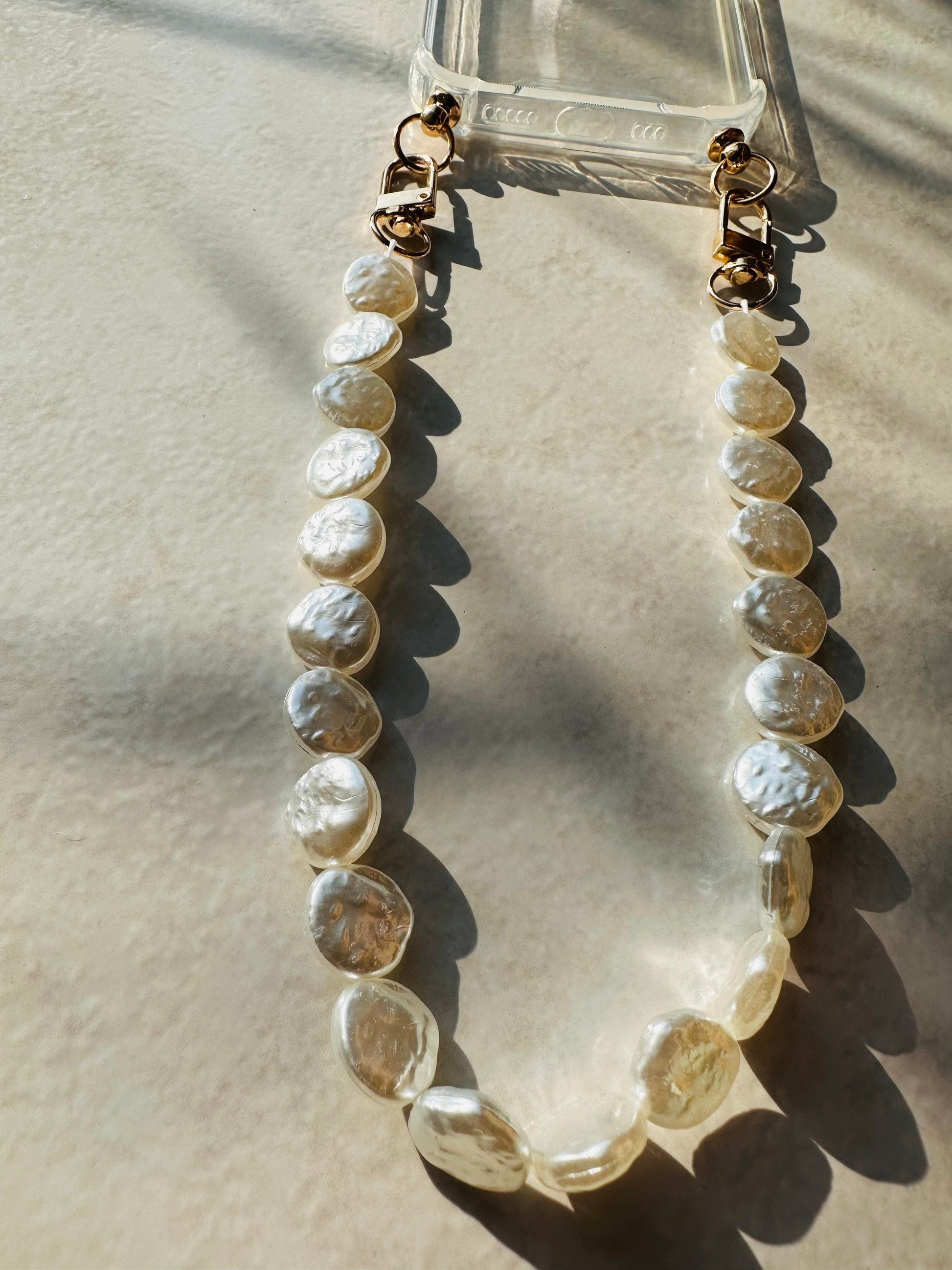 Bijou de téléphone EMILY IN PARIS - iPhone - coque et son bijou de téléphone - perles nacrées - blanc - emily in paris - mindy phone