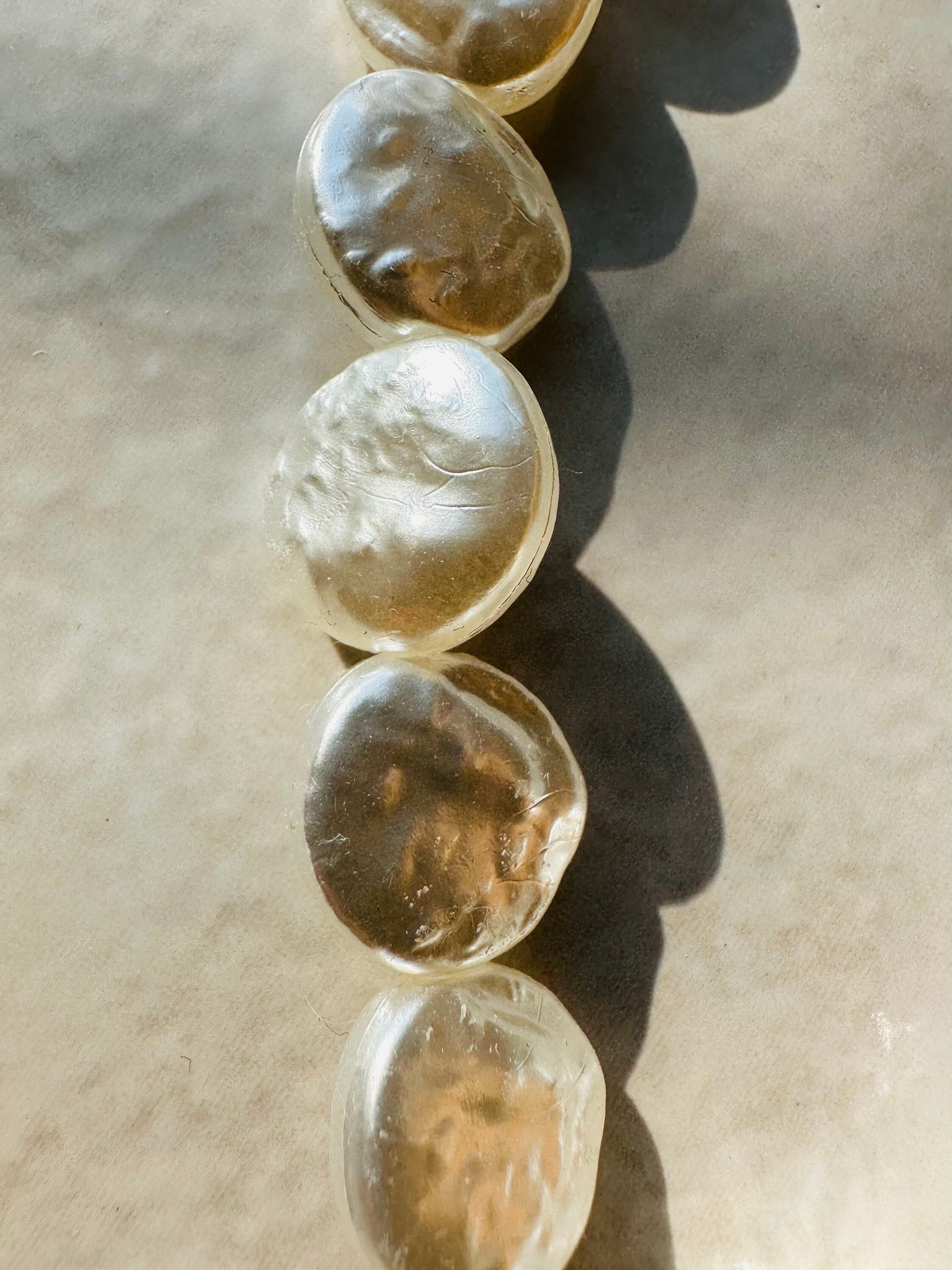 Bijou de téléphone EMILY IN PARIS - iPhone - coque et son bijou de téléphone - perles nacrées - blanc - emily in paris - mindy phone