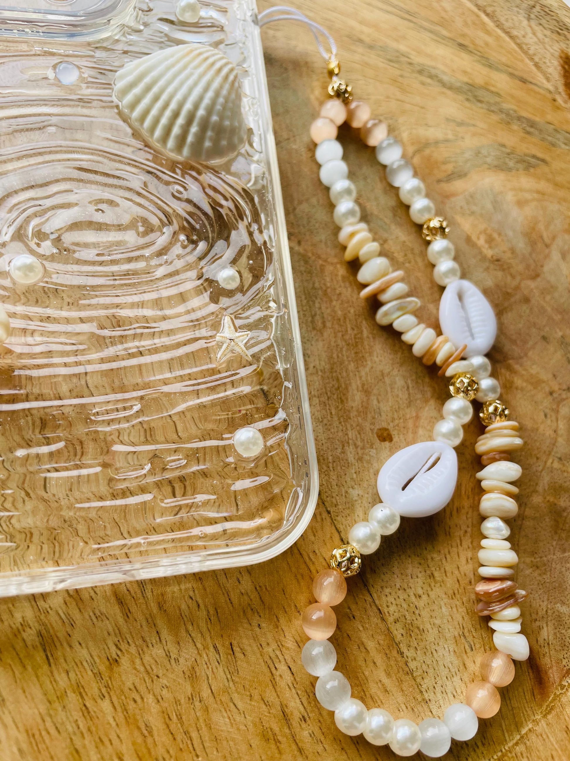 Coque de téléphone - couleurs  pales - coque et son bijou de téléphone - motif coquillage - iPhone - phone case - phone strap