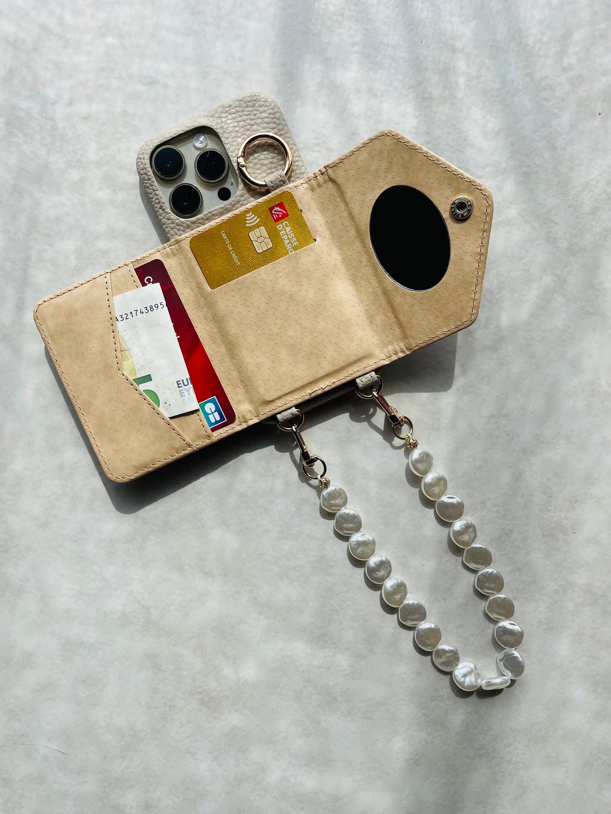 Bijou de téléphone avec rangement  - iPhone - coque et son bijou de téléphone - perles nacrées - blanc - emily in paris - mindy phone