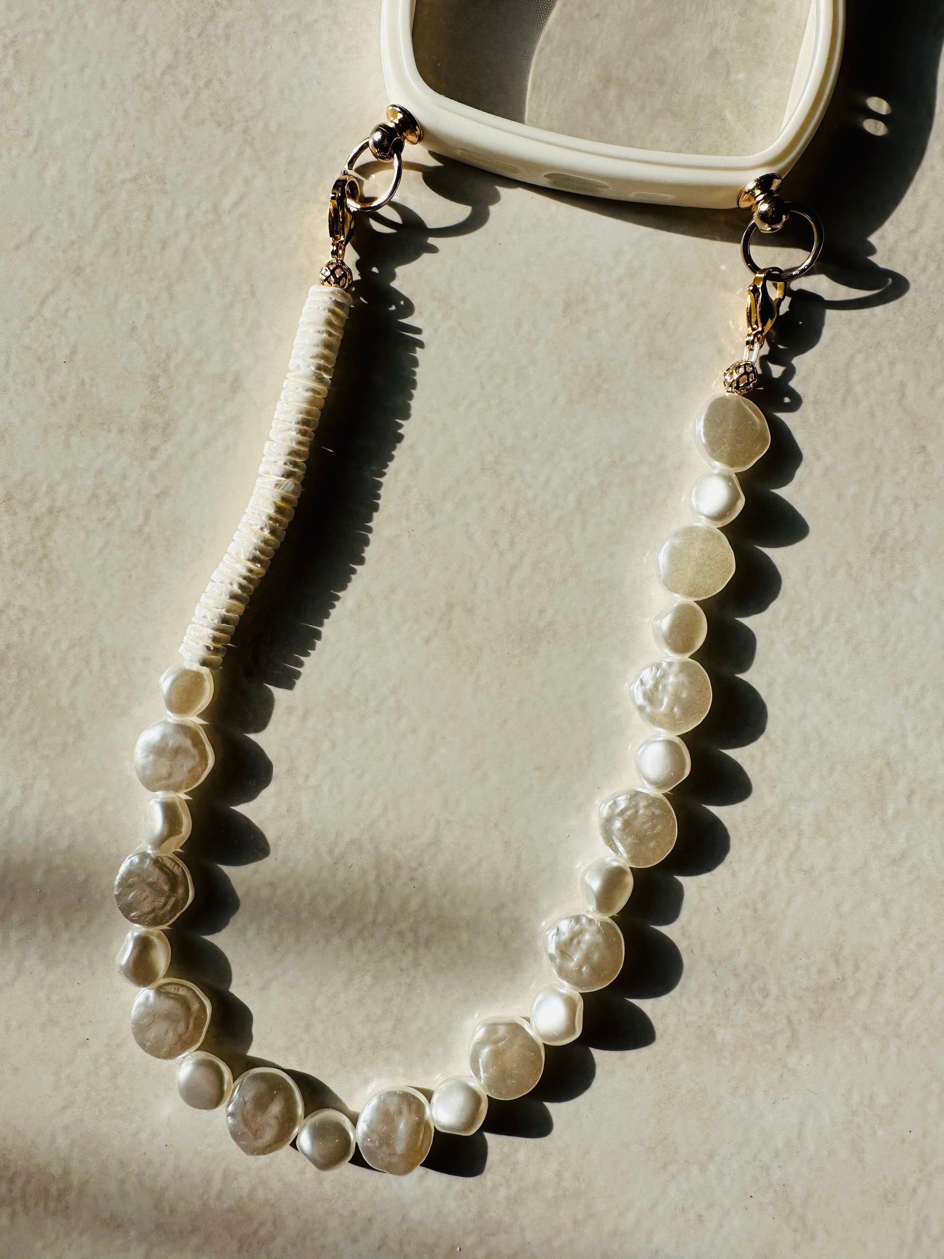 Bijou de téléphone EMILY IN PARIS - iPhone - coque wavy et son bijou de téléphone - perles nacrées - blanc - emily in paris - mindy phone