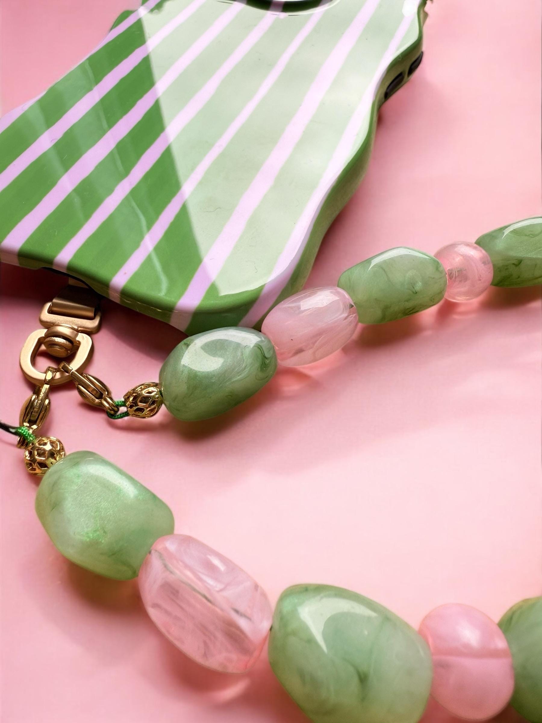 Coque wavy et Bijou de téléphone - Coque rayée verte et rose avec bijou de téléphone assorti – Perles fantaisie