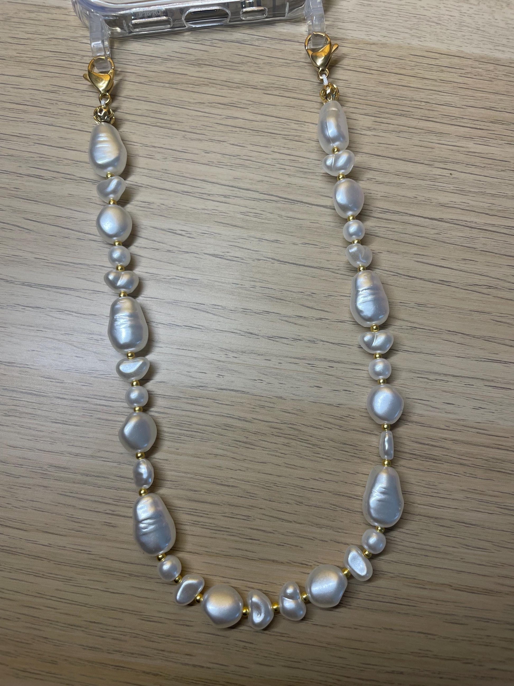 Bijou de téléphone EMILY IN PARIS - iPhone - coque et son bijou de téléphone - perles nacrées - blanc - emily in paris - mindy phone