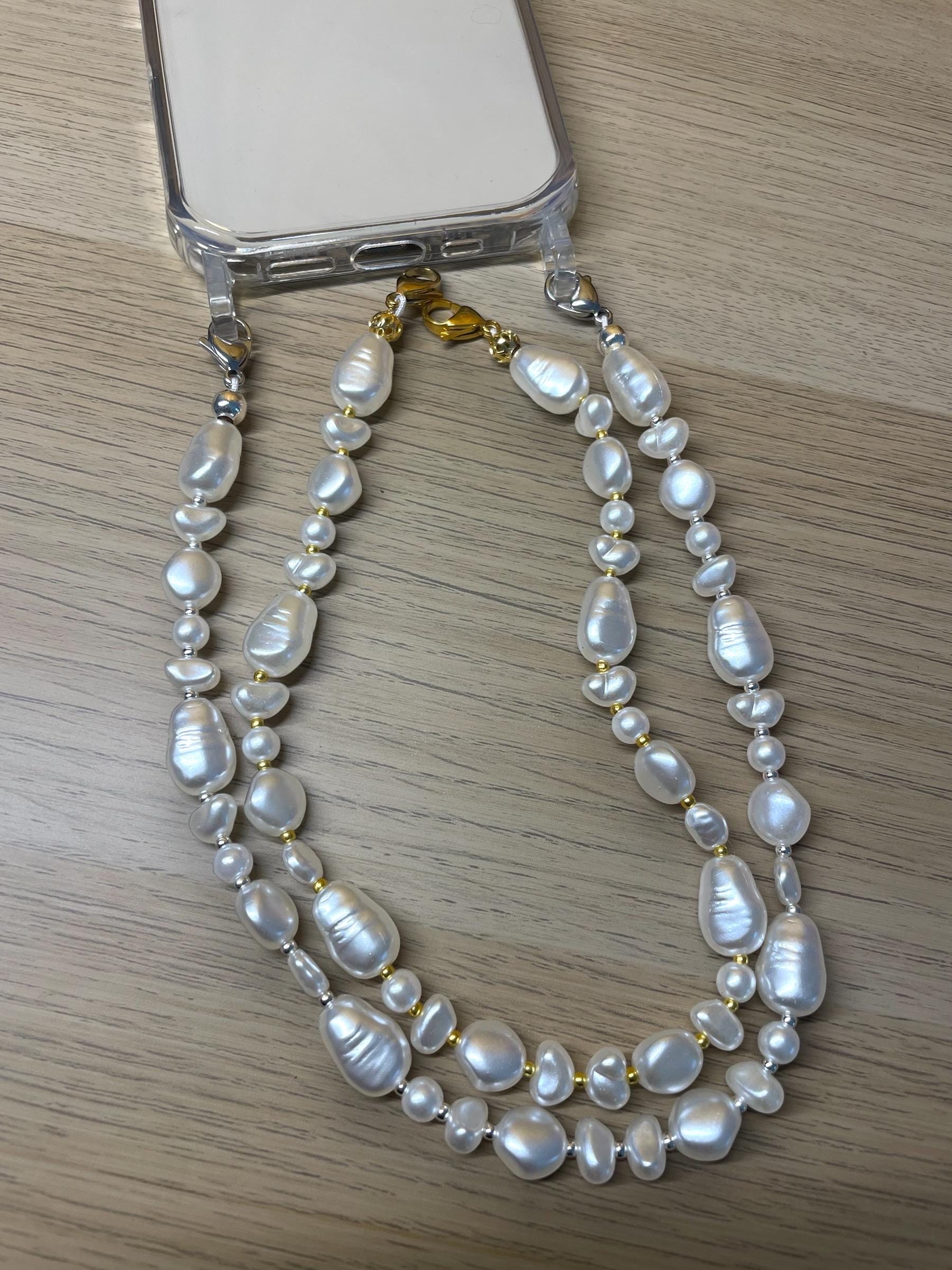 Bijou de téléphone EMILY IN PARIS - iPhone - coque et son bijou de téléphone - perles nacrées - blanc - emily in paris - mindy phone