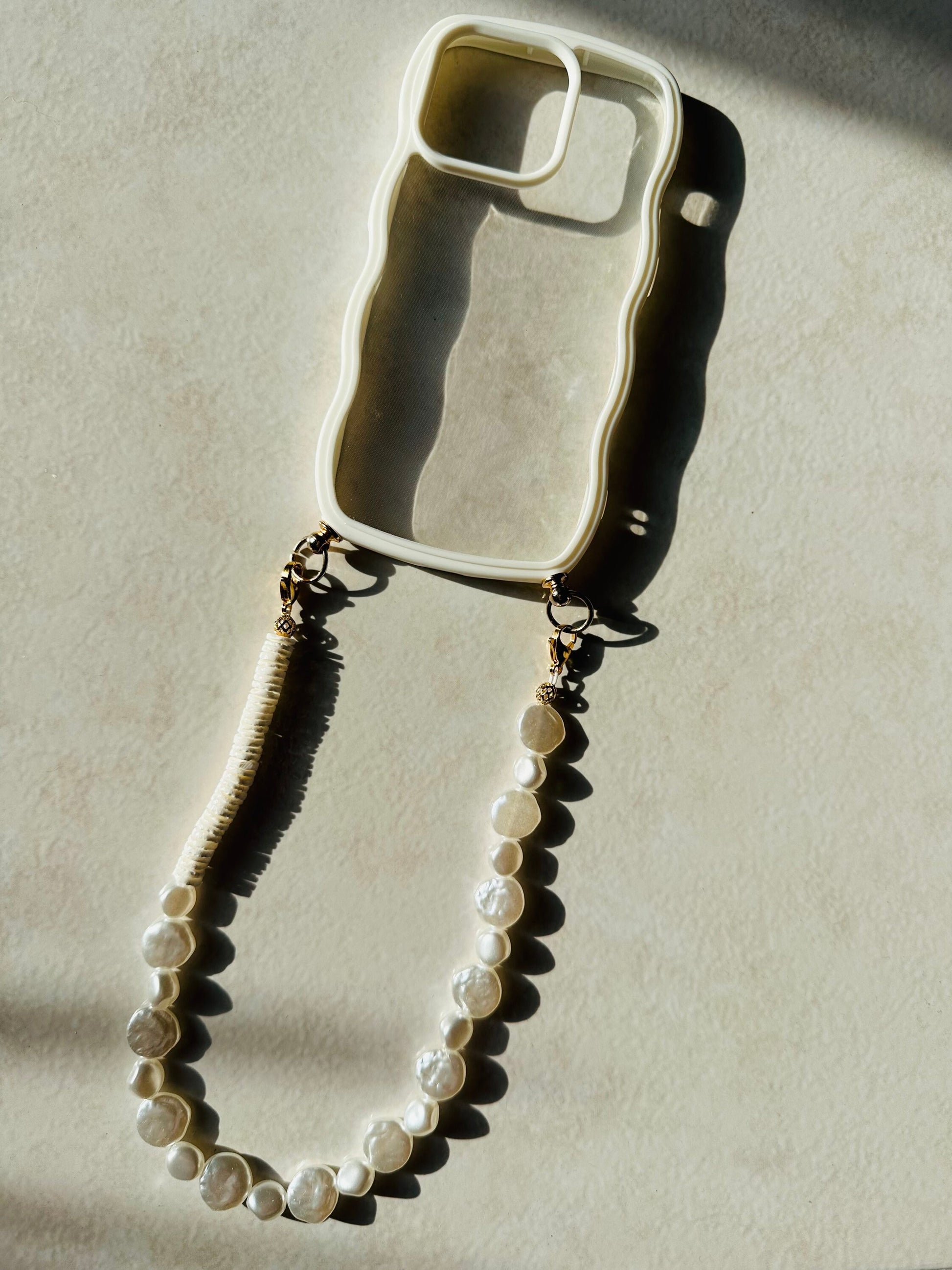 Bijou de téléphone EMILY IN PARIS - iPhone - coque wavy et son bijou de téléphone - perles nacrées - blanc - emily in paris - mindy phone