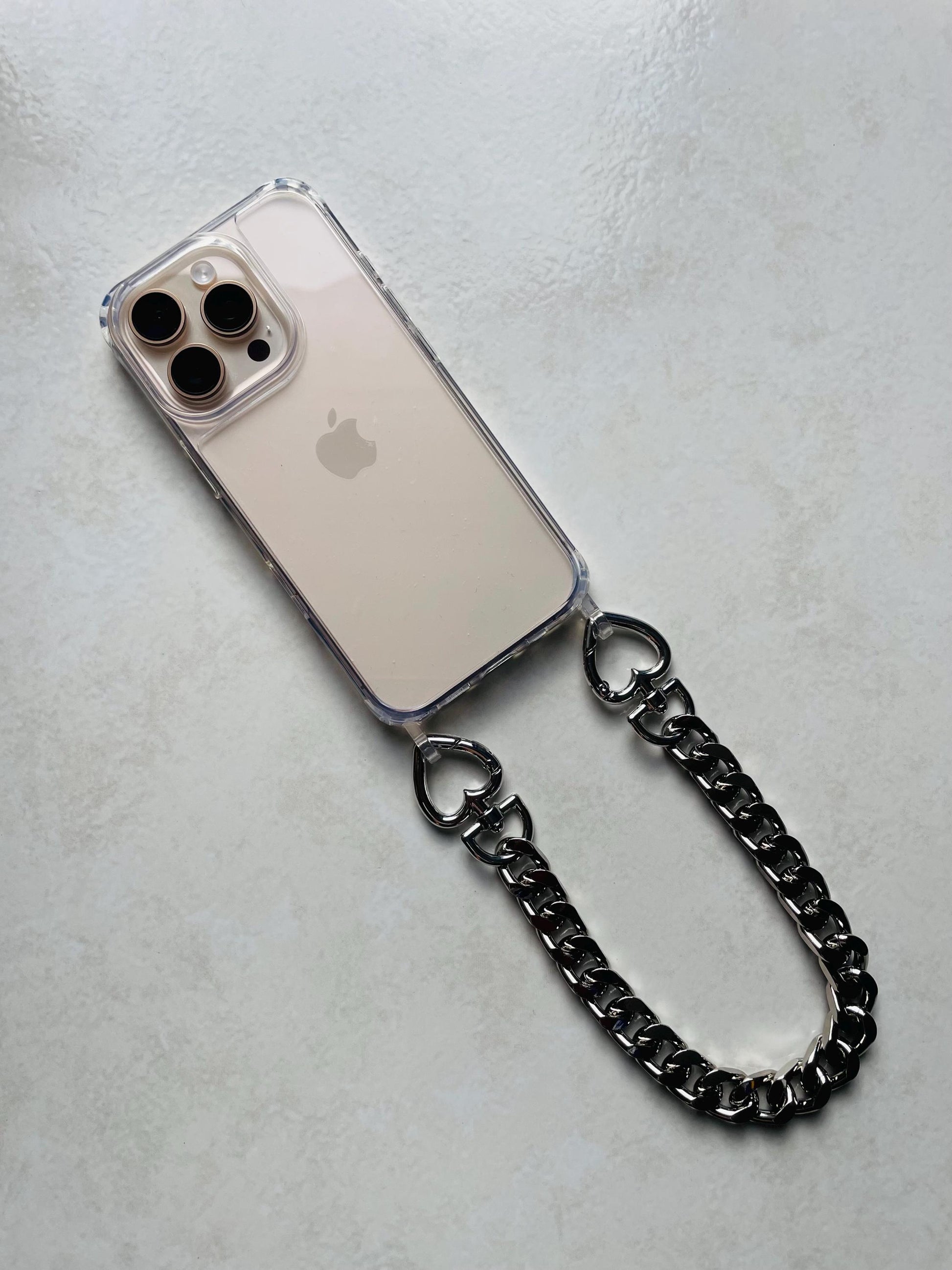 Coque téléphone transparente avec dragonne chaîne dorée – Maillons aluminium et attaches cœur – Accessoire chic et tendance