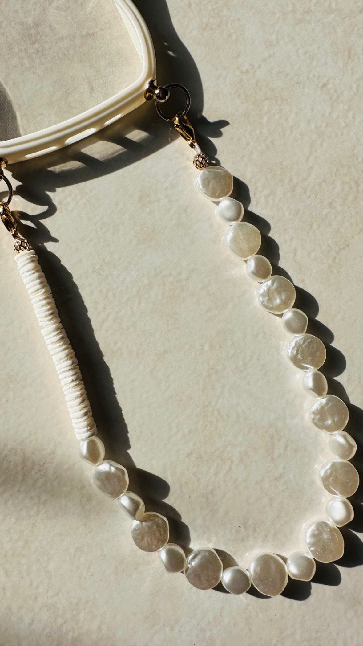 Bijou de téléphone EMILY IN PARIS - iPhone - coque wavy et son bijou de téléphone - perles nacrées - blanc - emily in paris - mindy phone