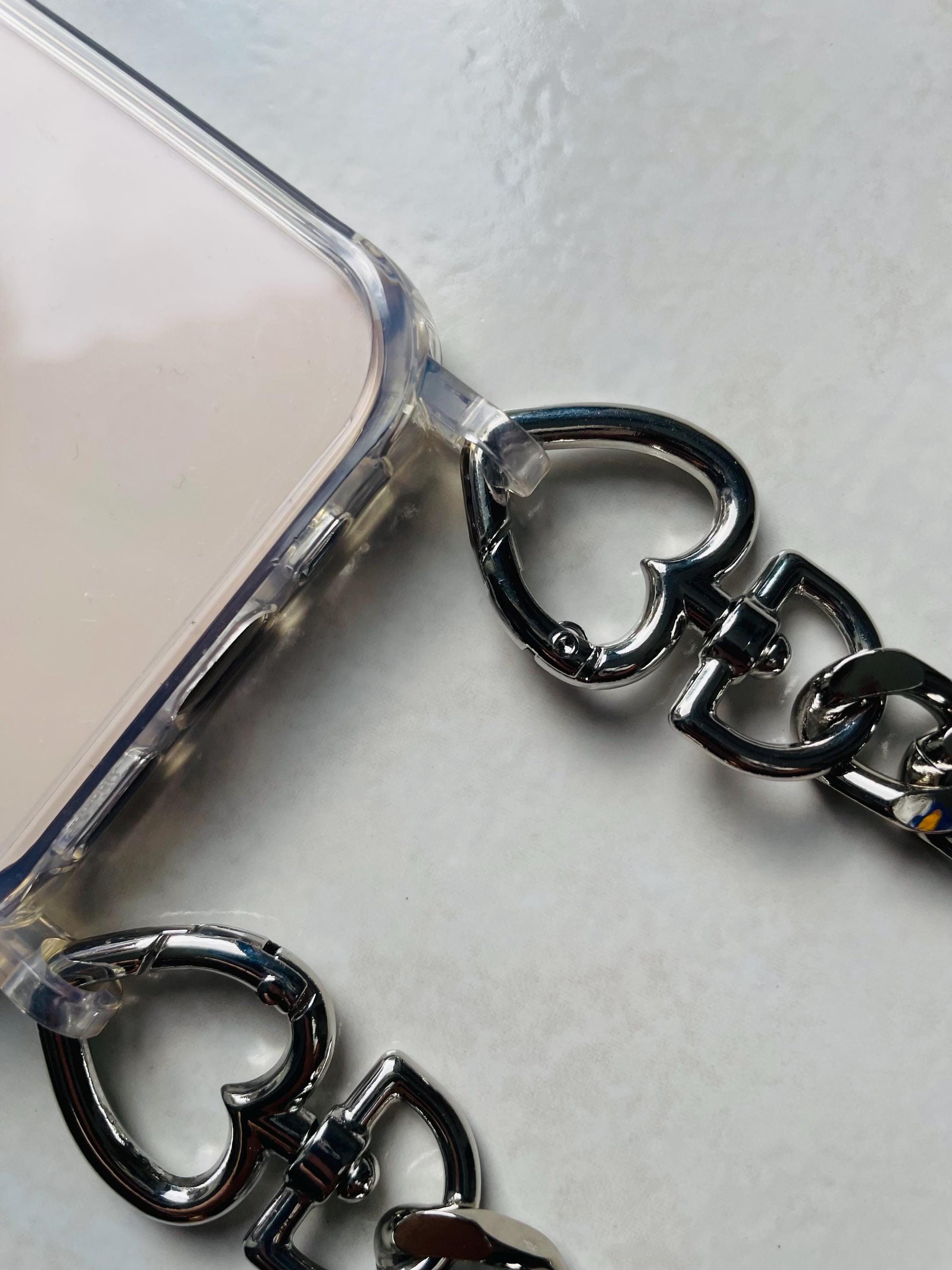 Coque téléphone transparente avec dragonne chaîne dorée – Maillons aluminium et attaches cœur – Accessoire chic et tendance