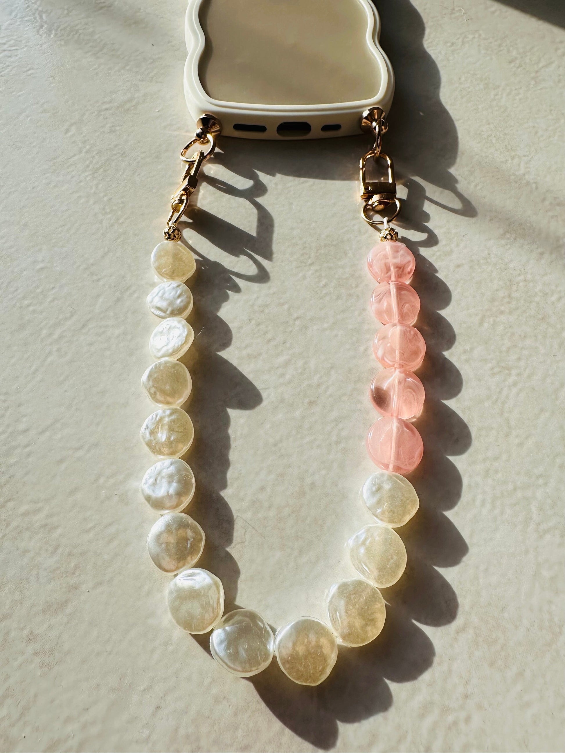 Coque wavy et Bijou de téléphone - iPhone - coque et son bijou de téléphone - perles nacrées - blanc - emily in paris - mindy phone