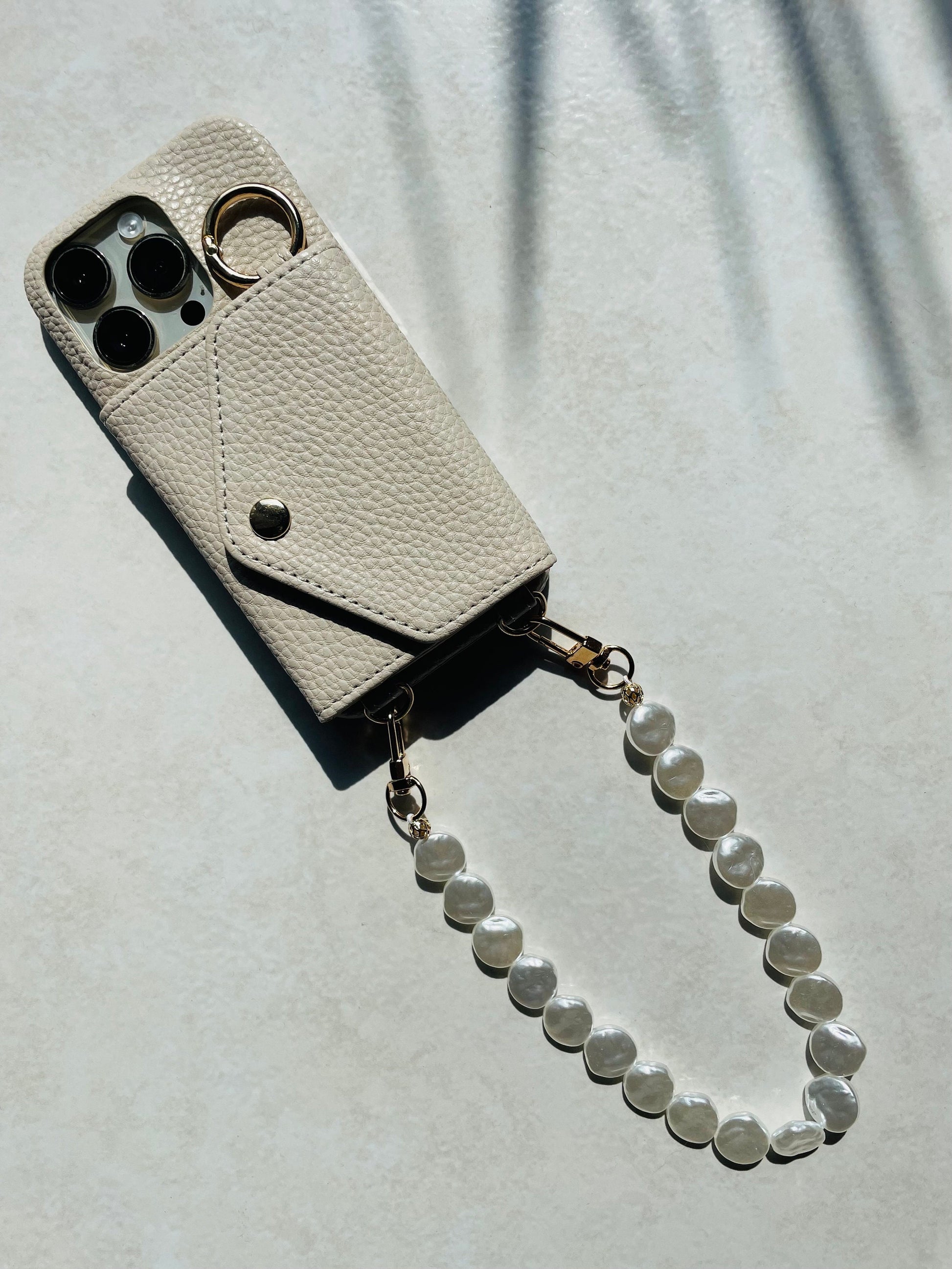 Bijou de téléphone avec rangement  - iPhone - coque et son bijou de téléphone - perles nacrées - blanc - emily in paris - mindy phone