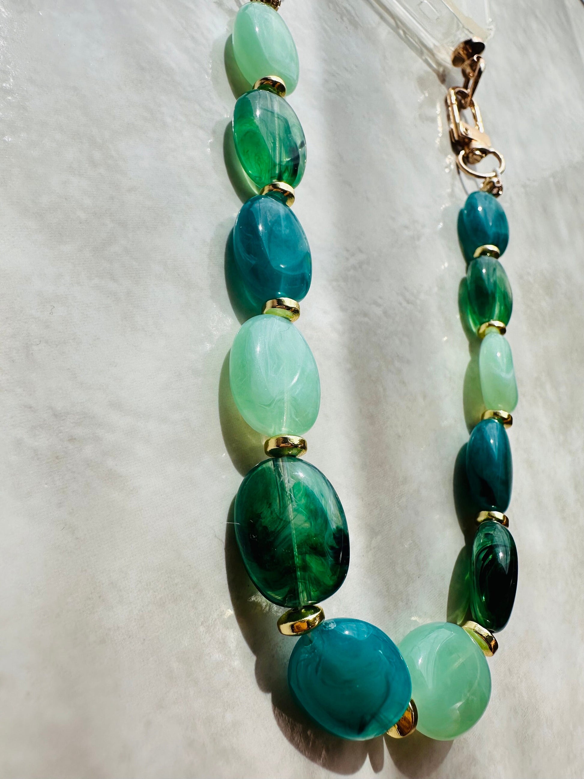 Bijou de téléphone EMILY IN PARIS - iPhone - coque et son bijou de téléphone - perles vertes - blanc - emily in paris - mindy phone