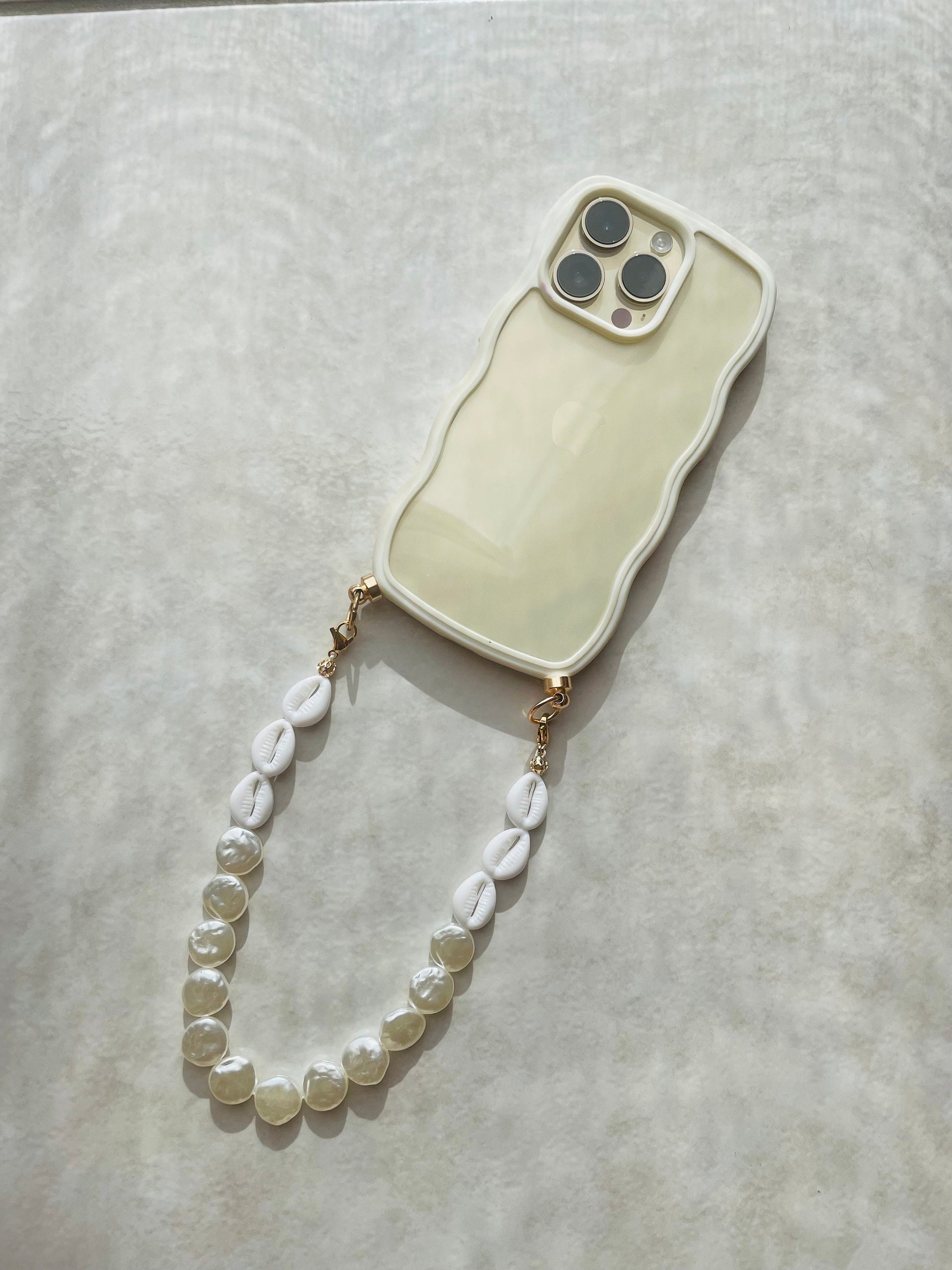 Coque wavy et Bijou de téléphone - iPhone - coque et son bijou de téléphone - perles nacrées - blanc - emily in paris - mindy phone