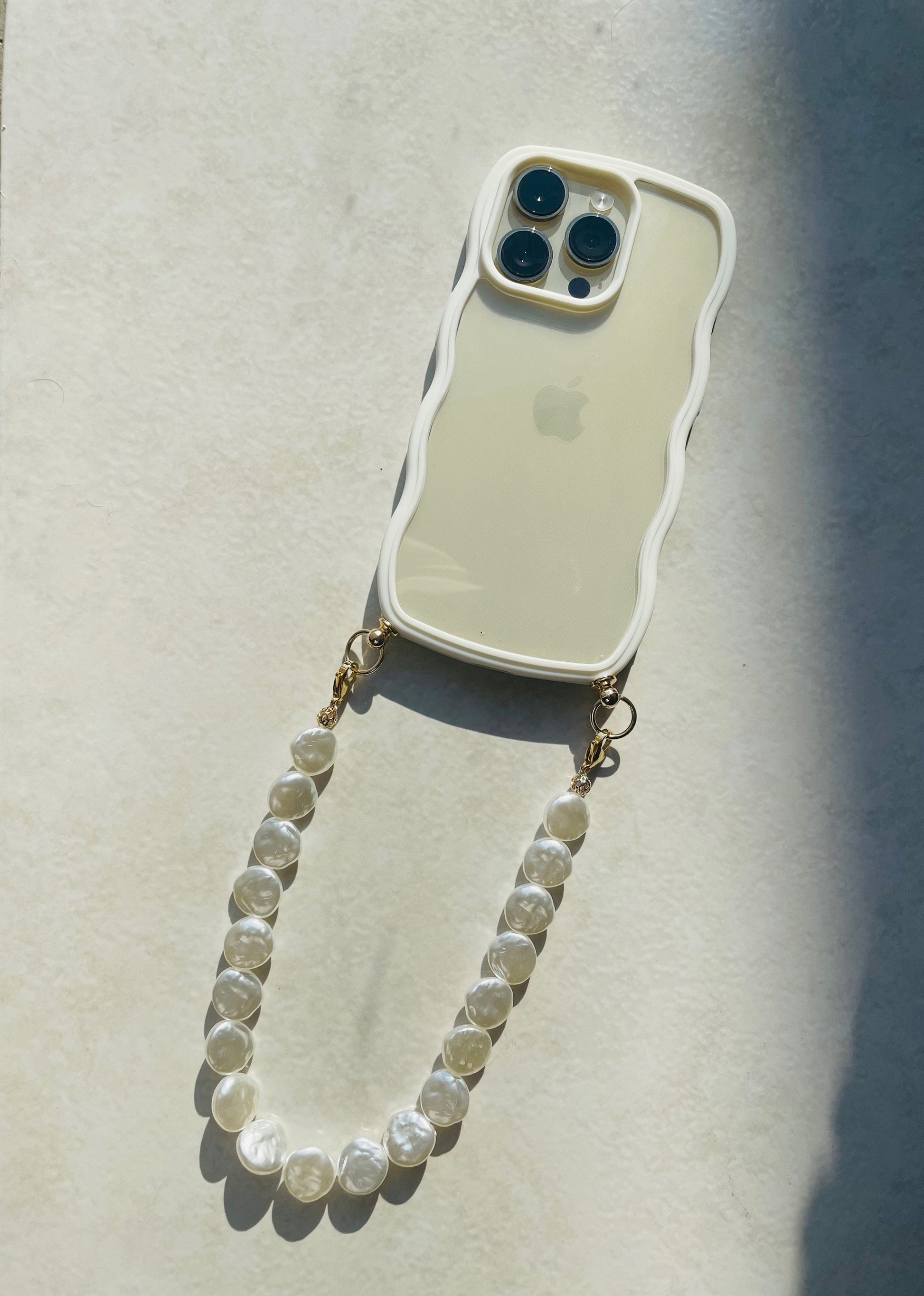 Coque wavy et Bijou de téléphone - iPhone - coque et son bijou de téléphone - perles nacrées - blanc - emily in paris - mindy phone
