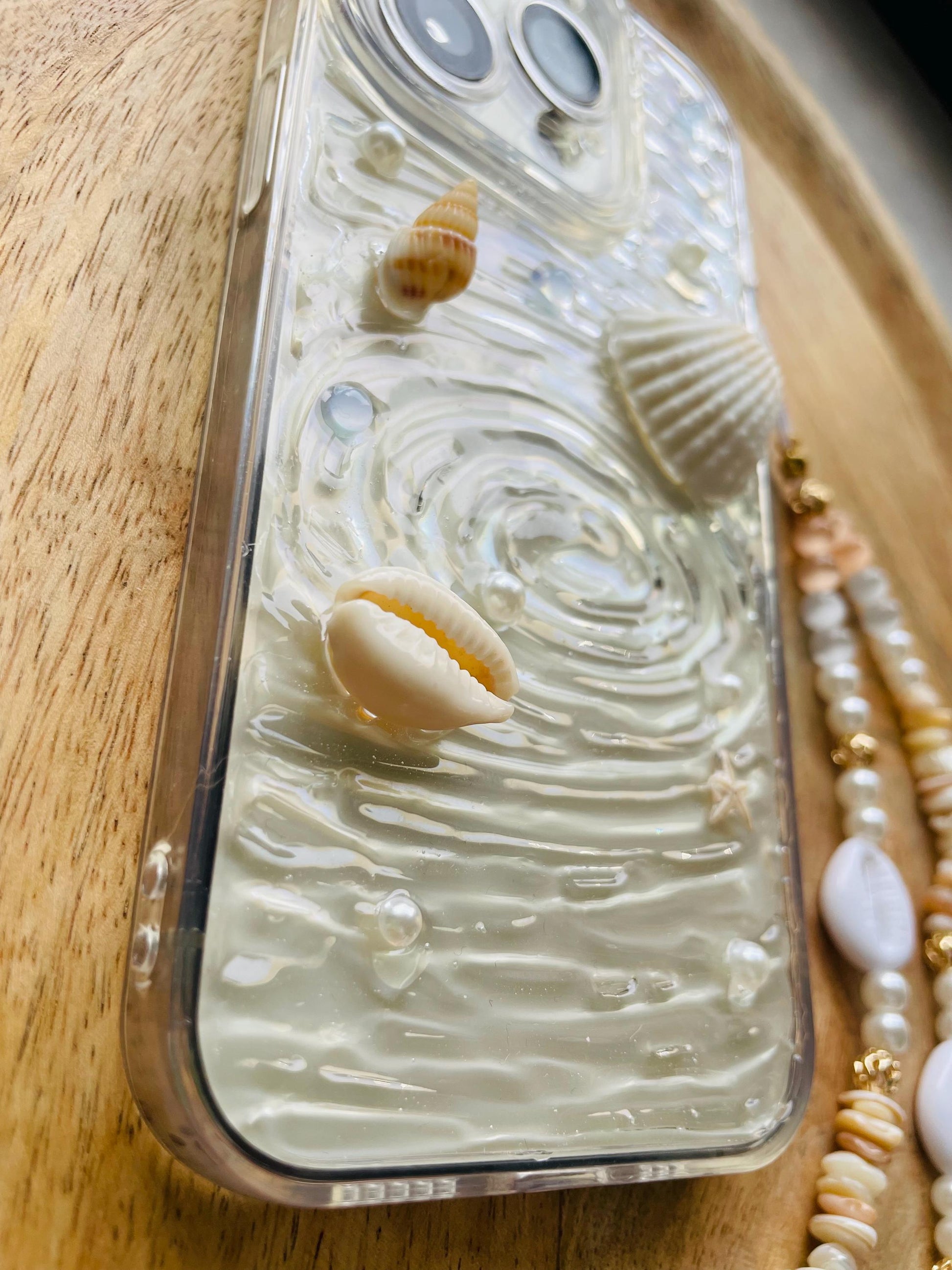 Coque de téléphone - couleurs  pales - coque et son bijou de téléphone - motif coquillage - iPhone - phone case - phone strap