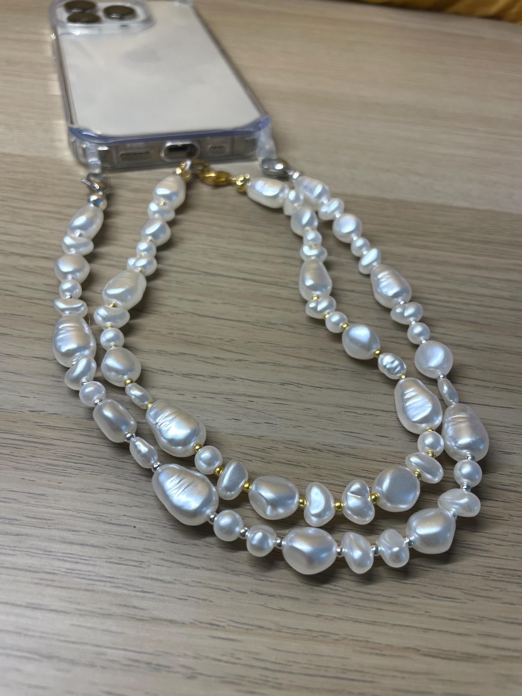 Bijou de téléphone EMILY IN PARIS - iPhone - coque et son bijou de téléphone - perles nacrées - blanc - emily in paris - mindy phone