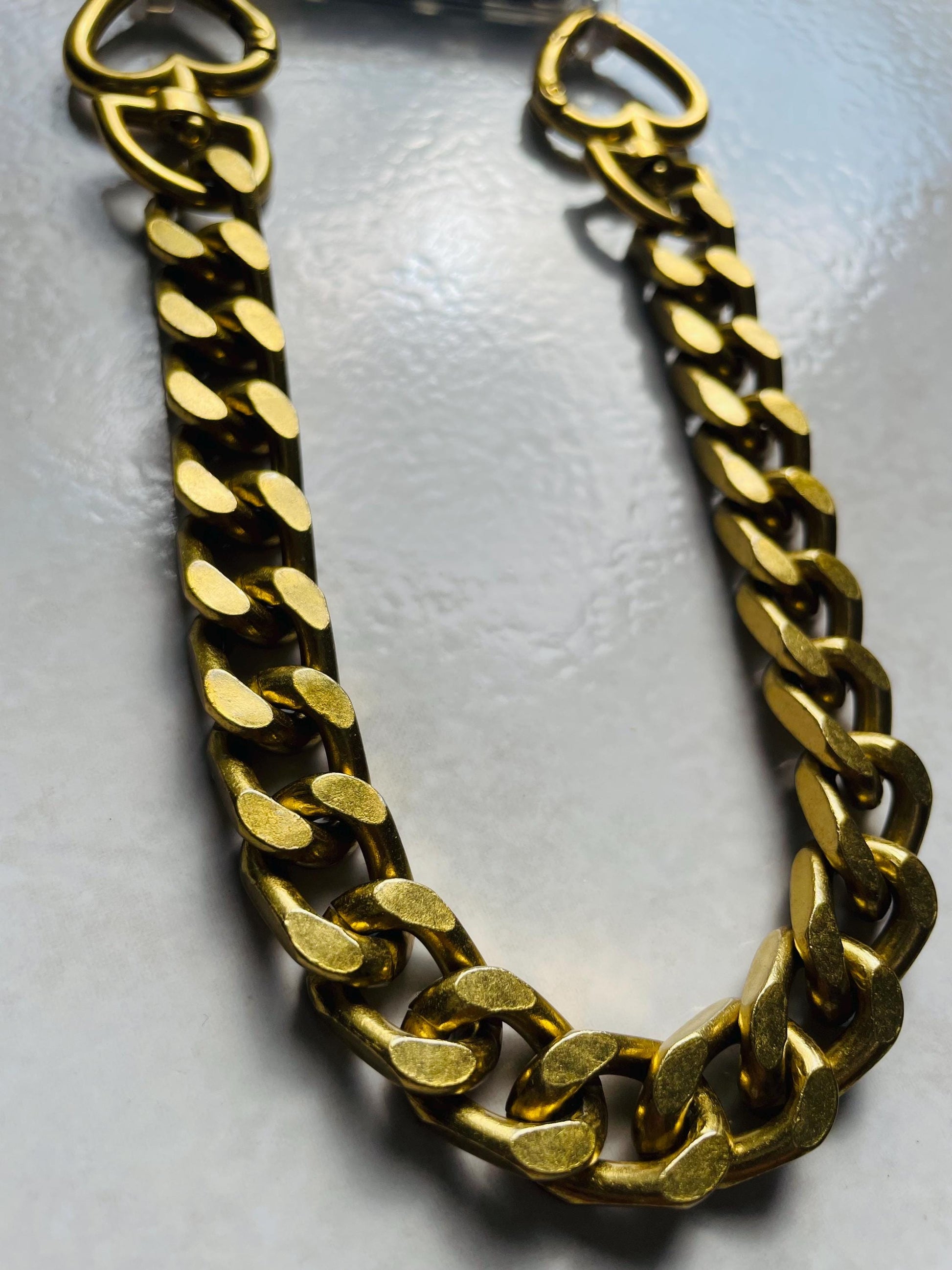 Coque téléphone transparente avec dragonne chaîne dorée – Maillons aluminium et attaches cœur – Accessoire chic et tendance