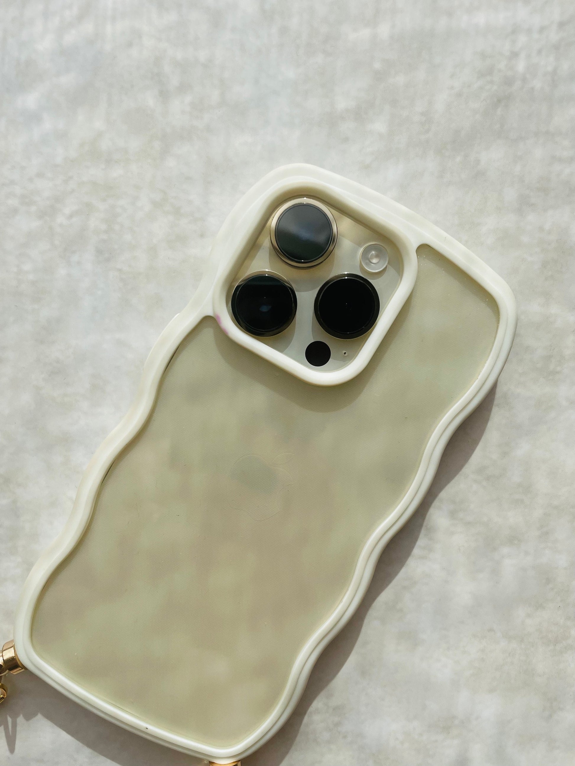 Coque wavy et Bijou de téléphone - iPhone - coque et son bijou de téléphone - perles nacrées - blanc - emily in paris - mindy phone