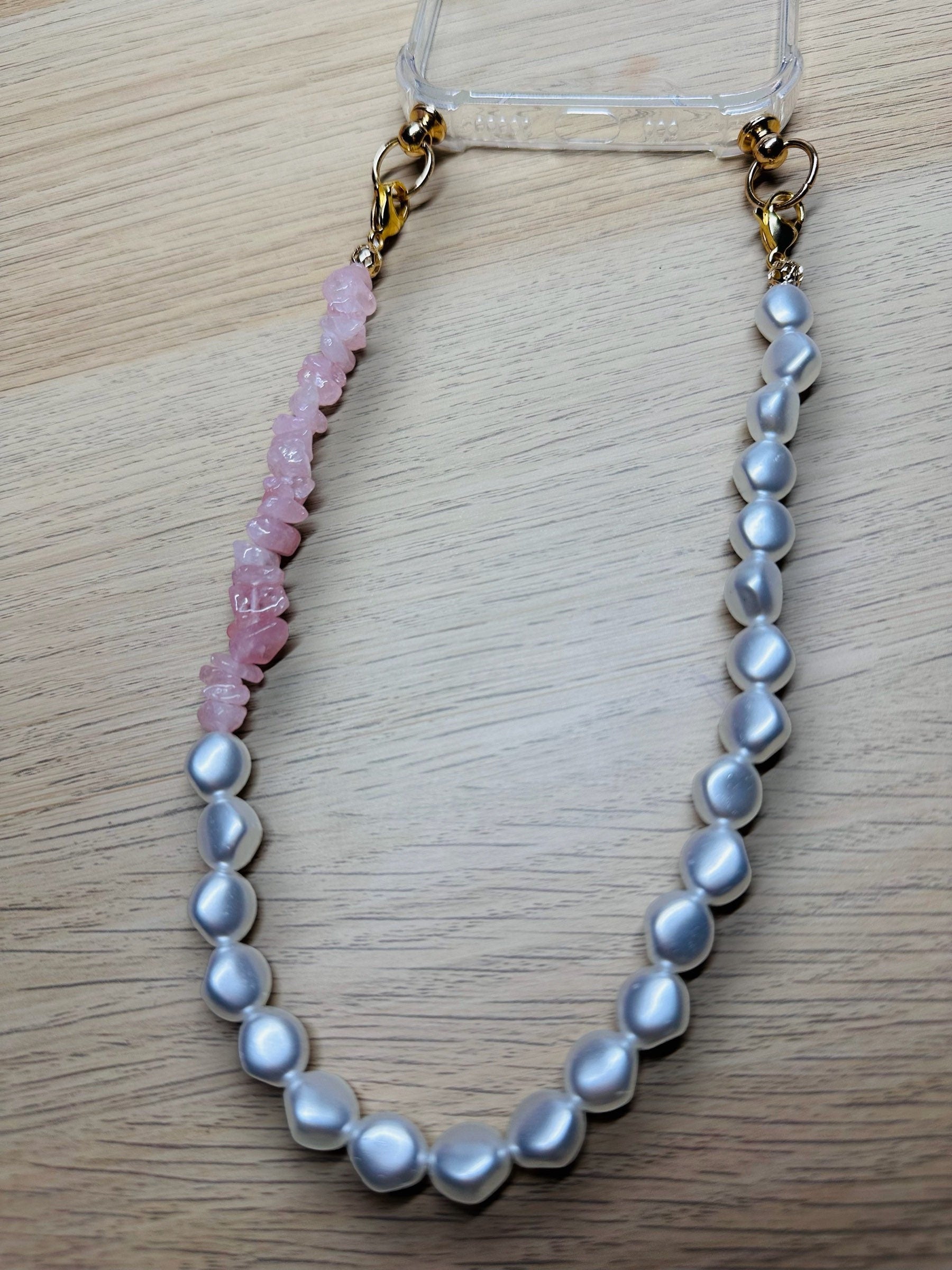 Bijou de téléphone EMILY IN PARIS - iPhone - coque et son bijou de téléphone - perles nacrées - blanc - emily in paris - mindy phone